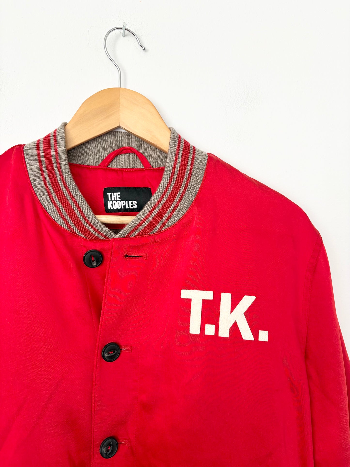 Blouson aviateur en satin brodé du logo The Kooples *Plusieurs tailles*