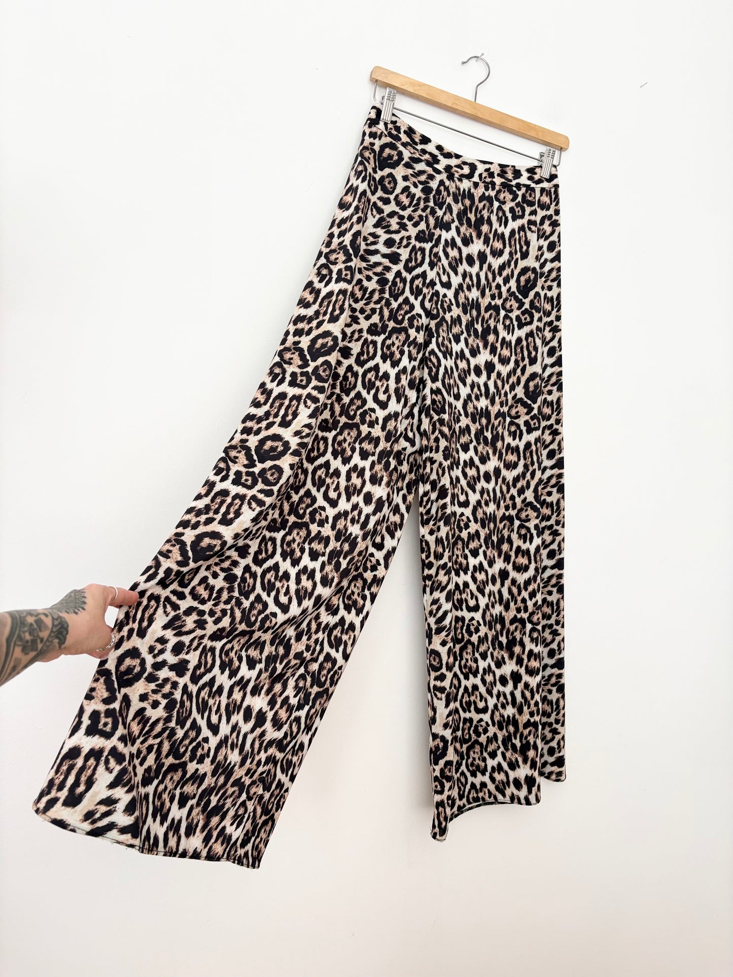 Alice + Olivia Remi leopard satin wide leg pants Small