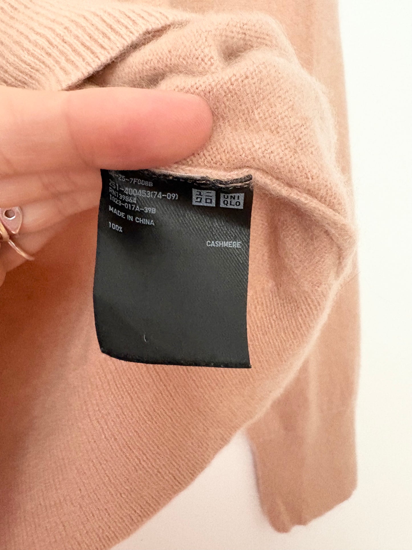 Uniqlo cashmere turtleneck Medium