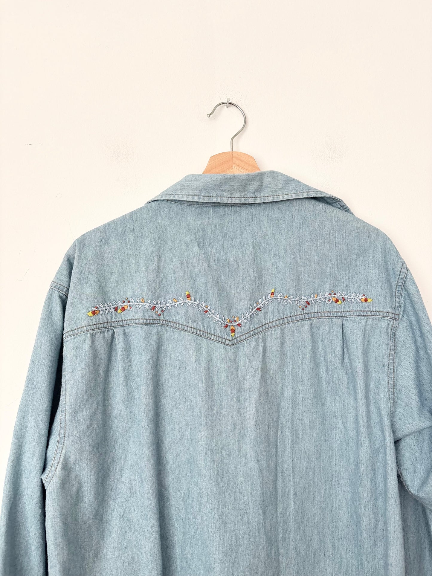 Surchemise en jean vintage délavé clair brodé, taille M/L