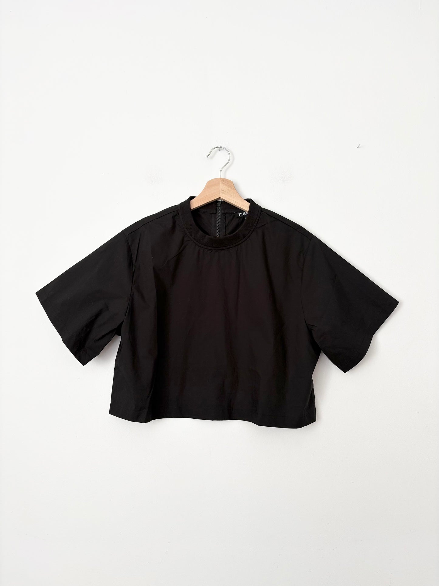 Haut à manches courtes et fermeture éclair au dos Steve Madden, taille M