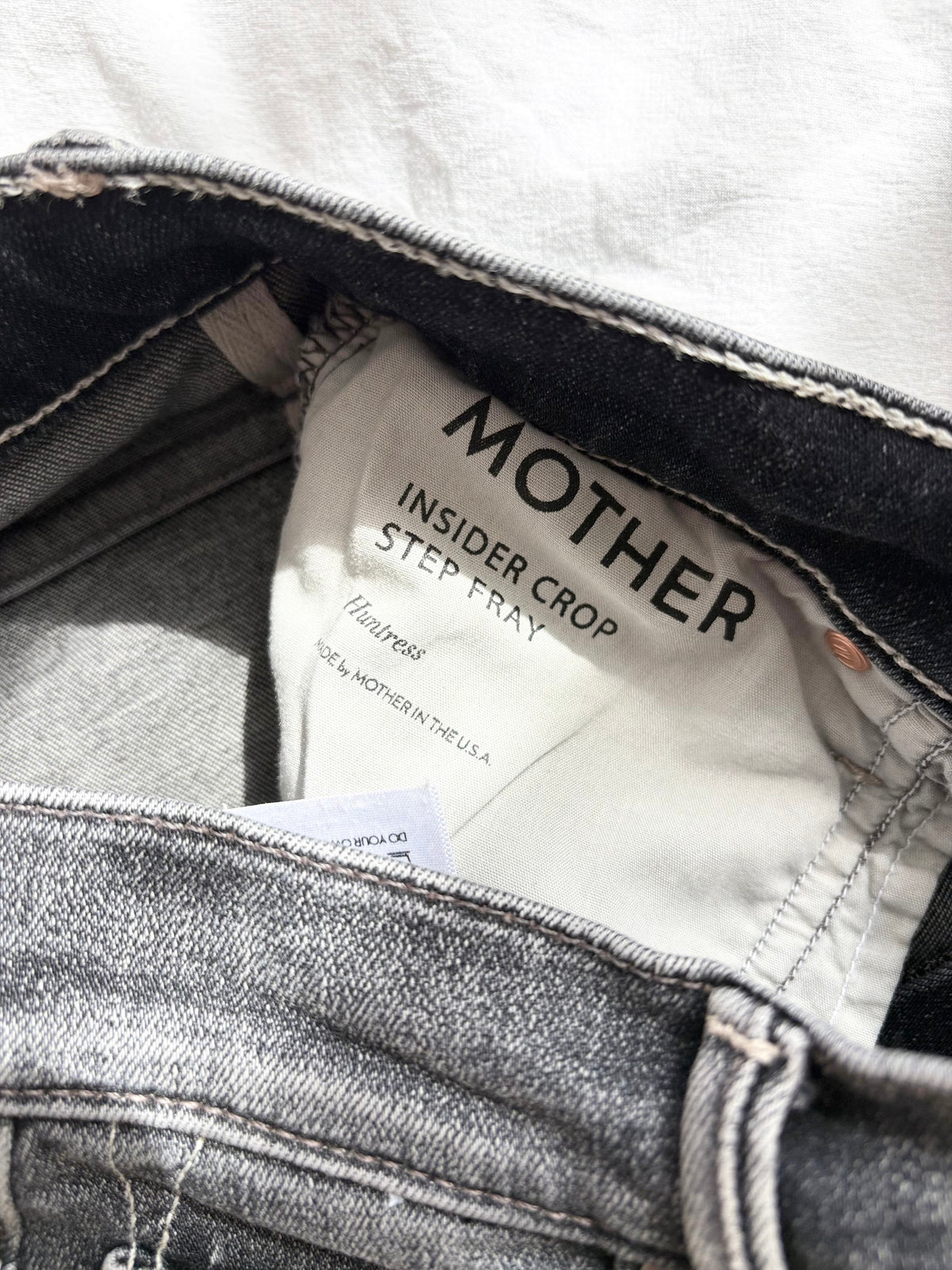 Mother insider crop step fray W27