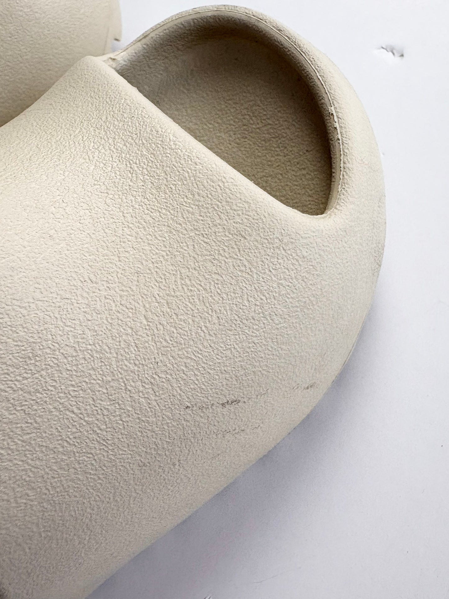 Yeezy slides in bone 9US