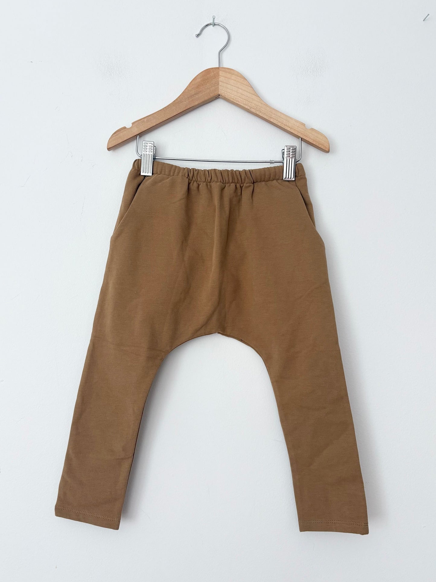 The simple folk fleece trouser in camel 2/3Y