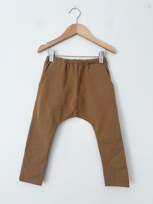 The simple folk fleece trouser in camel 2/3Y