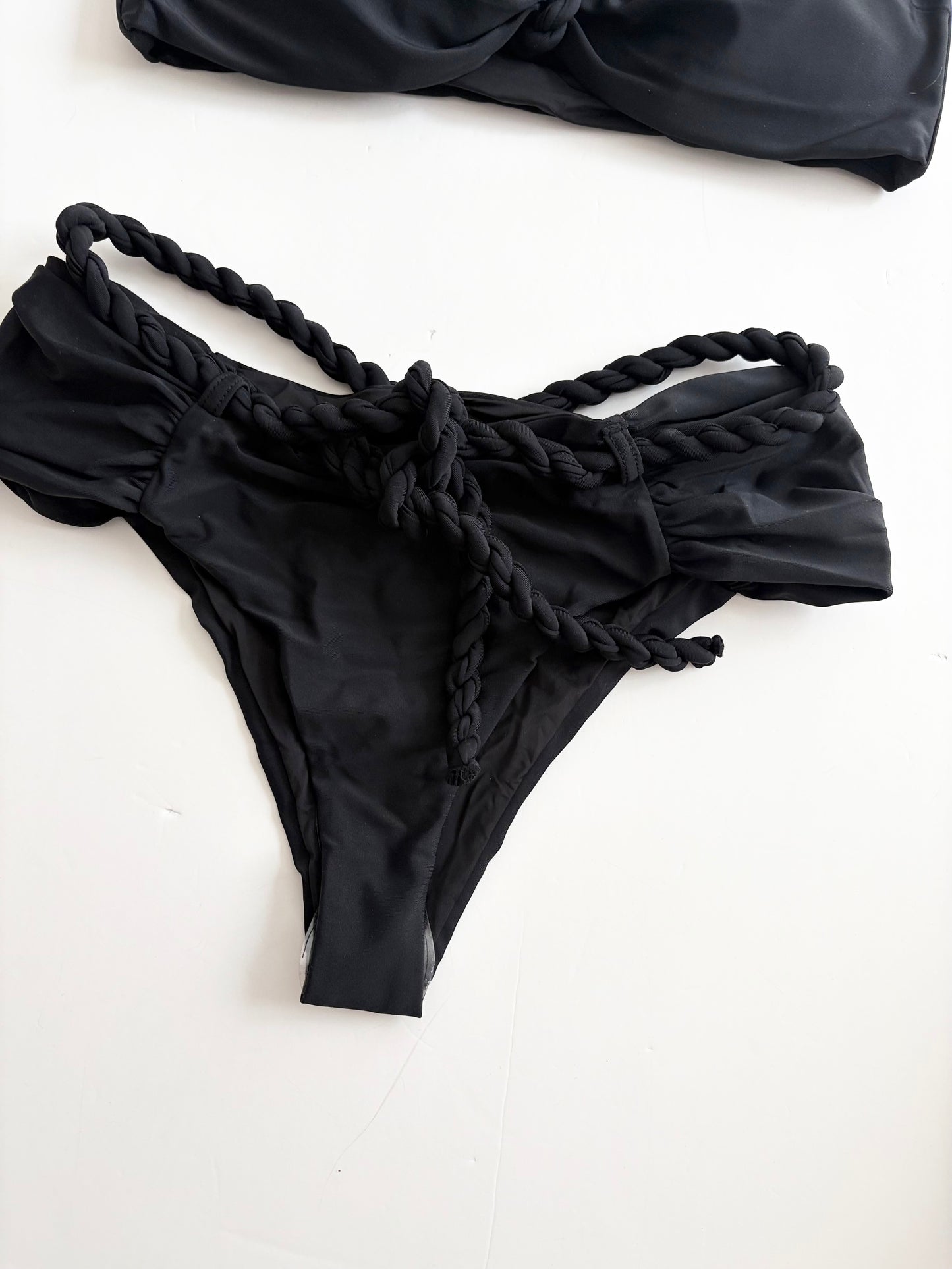 Haut Devin Windsor Fleur et bas Felicity en noir, taille M.
