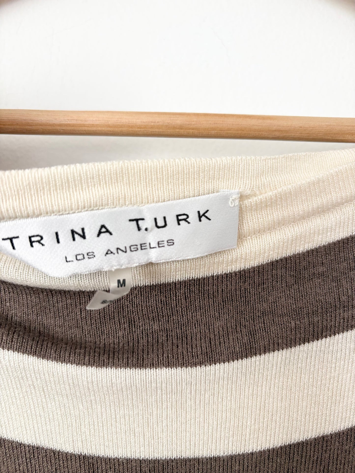 Robe rayée en soie mélangée à manches dolman Trina Turk, taille M