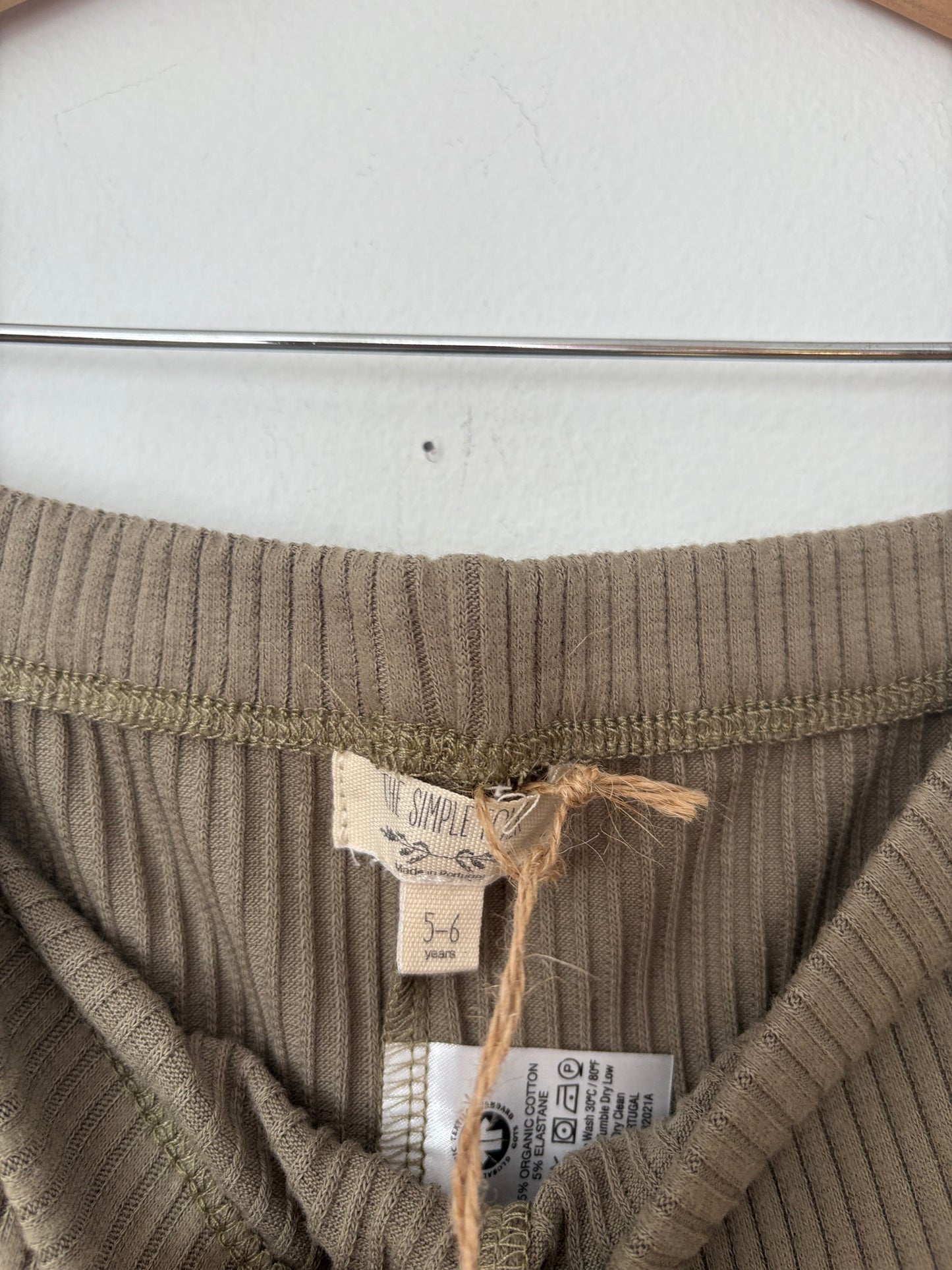 The simple folk ribbed legging in sage 5/6Y