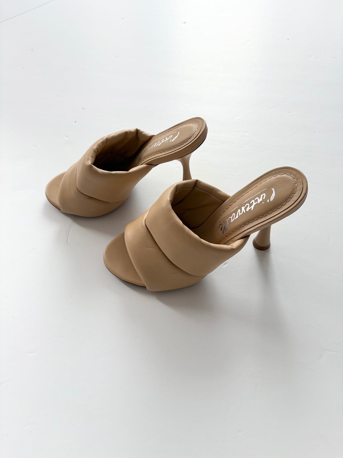 L'intervalle padded heeled sandal US5