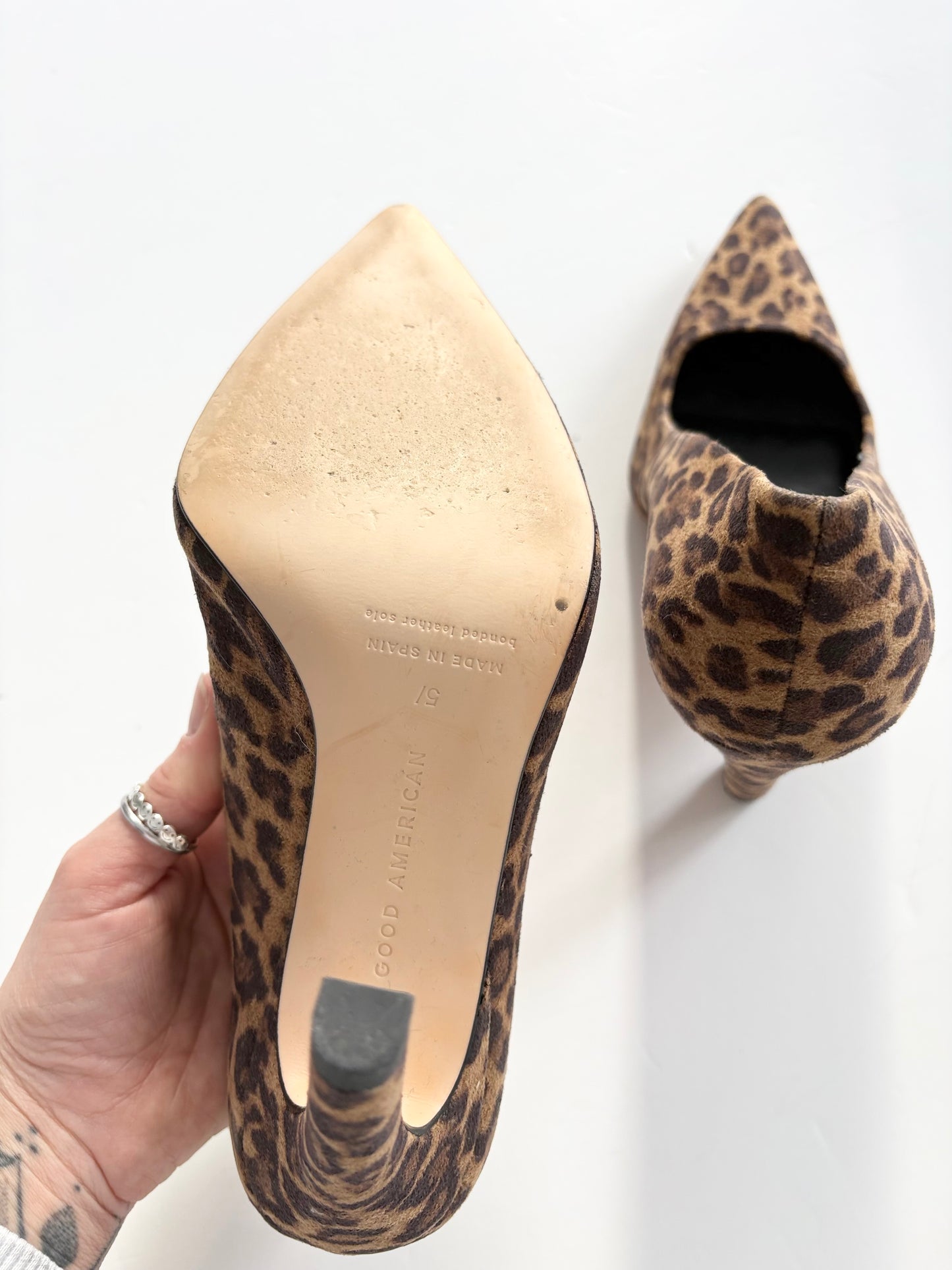 Escarpins Good American The Icon en daim à talons léopard, pointure US 6