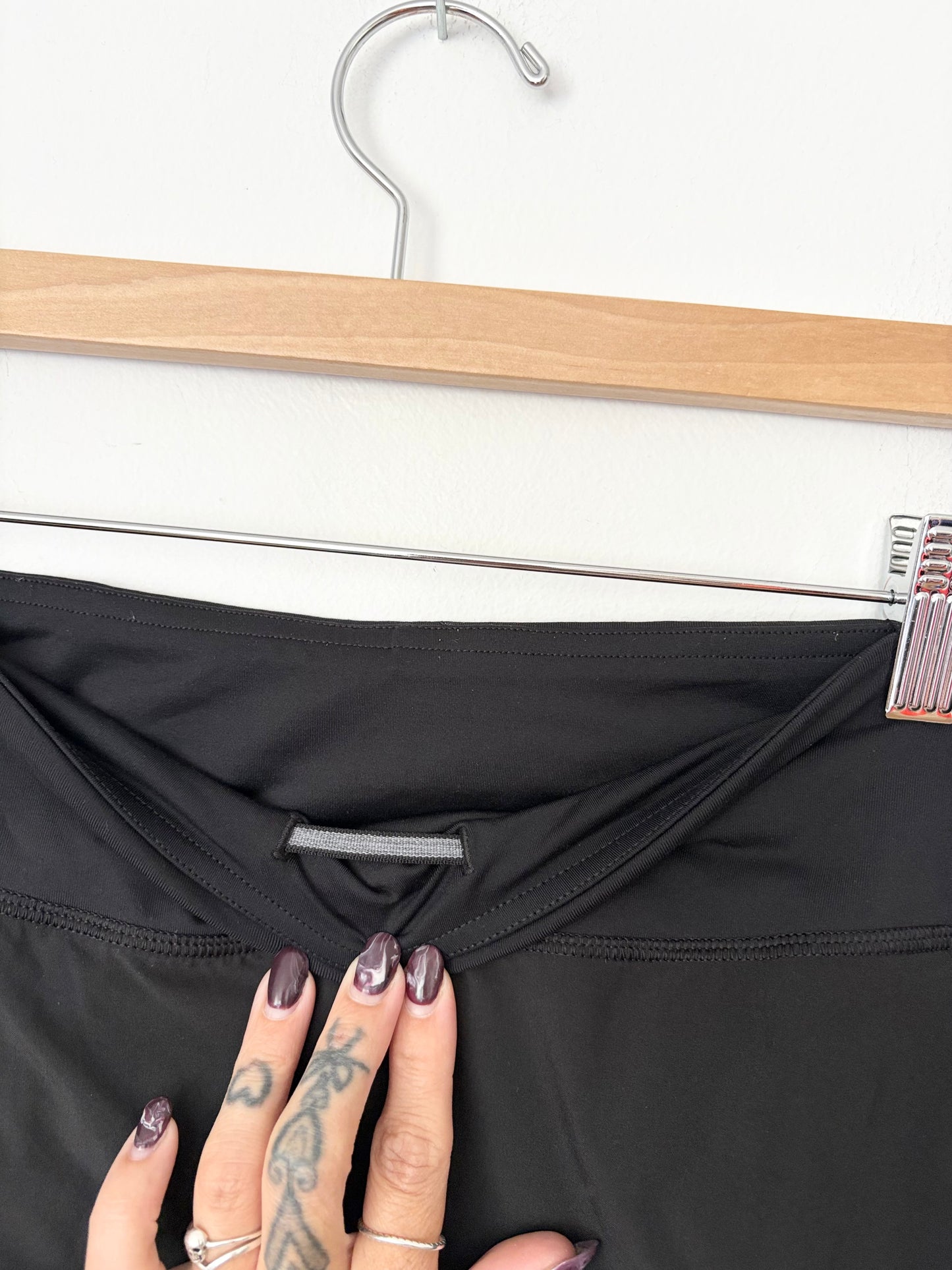 Lululemon chase me skirt size 6