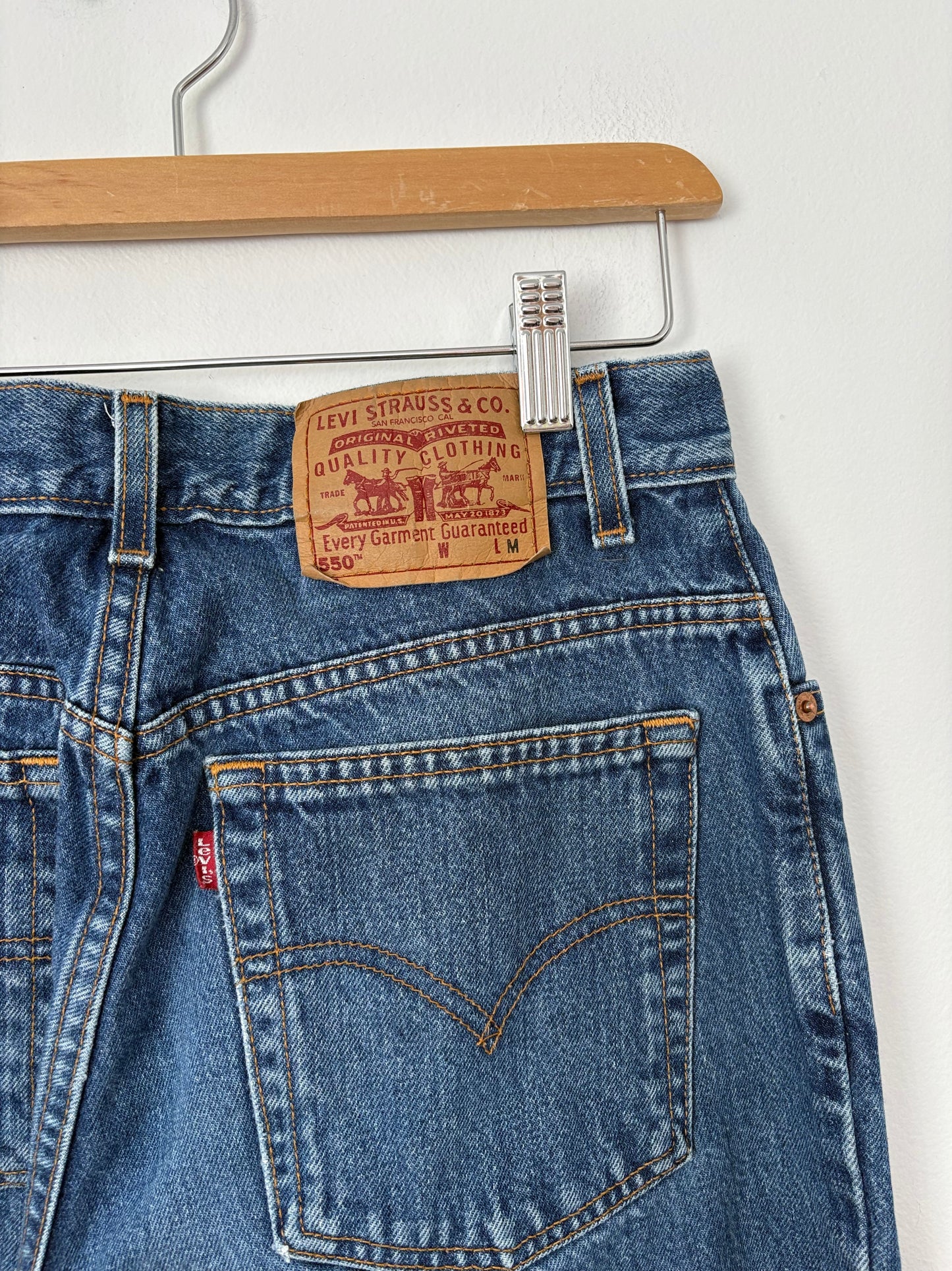 Vintage Medium wash Levis 550 tapered jeans W28/29