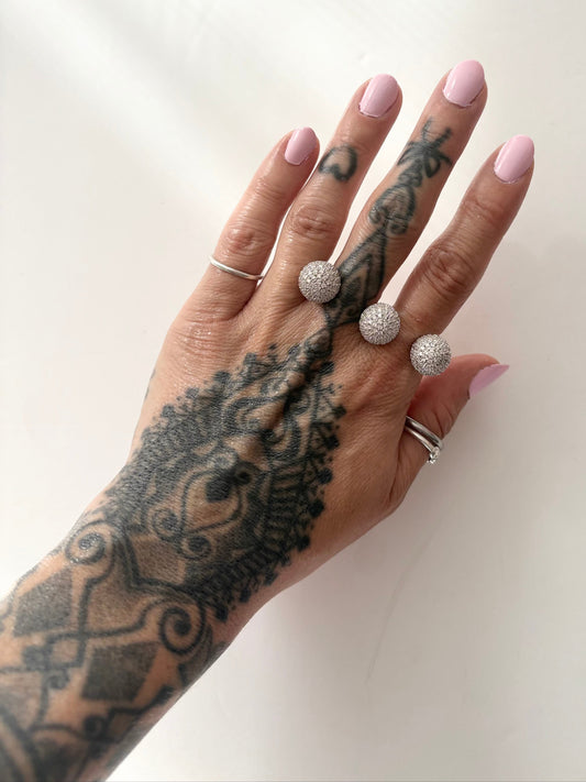 Noir NYC Cassandra double finger ring