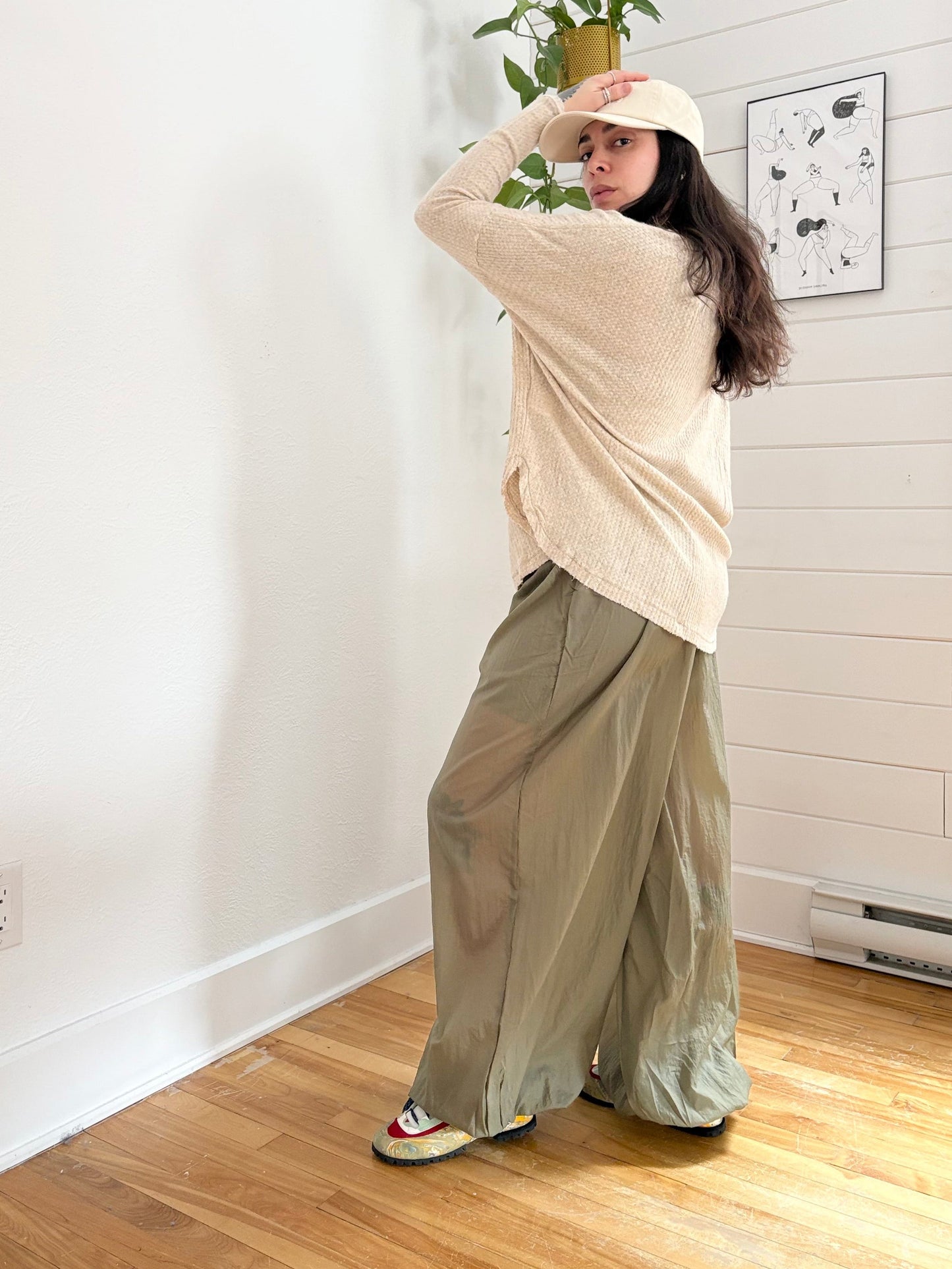 Out from under slouchy soft V neck sweater S/M