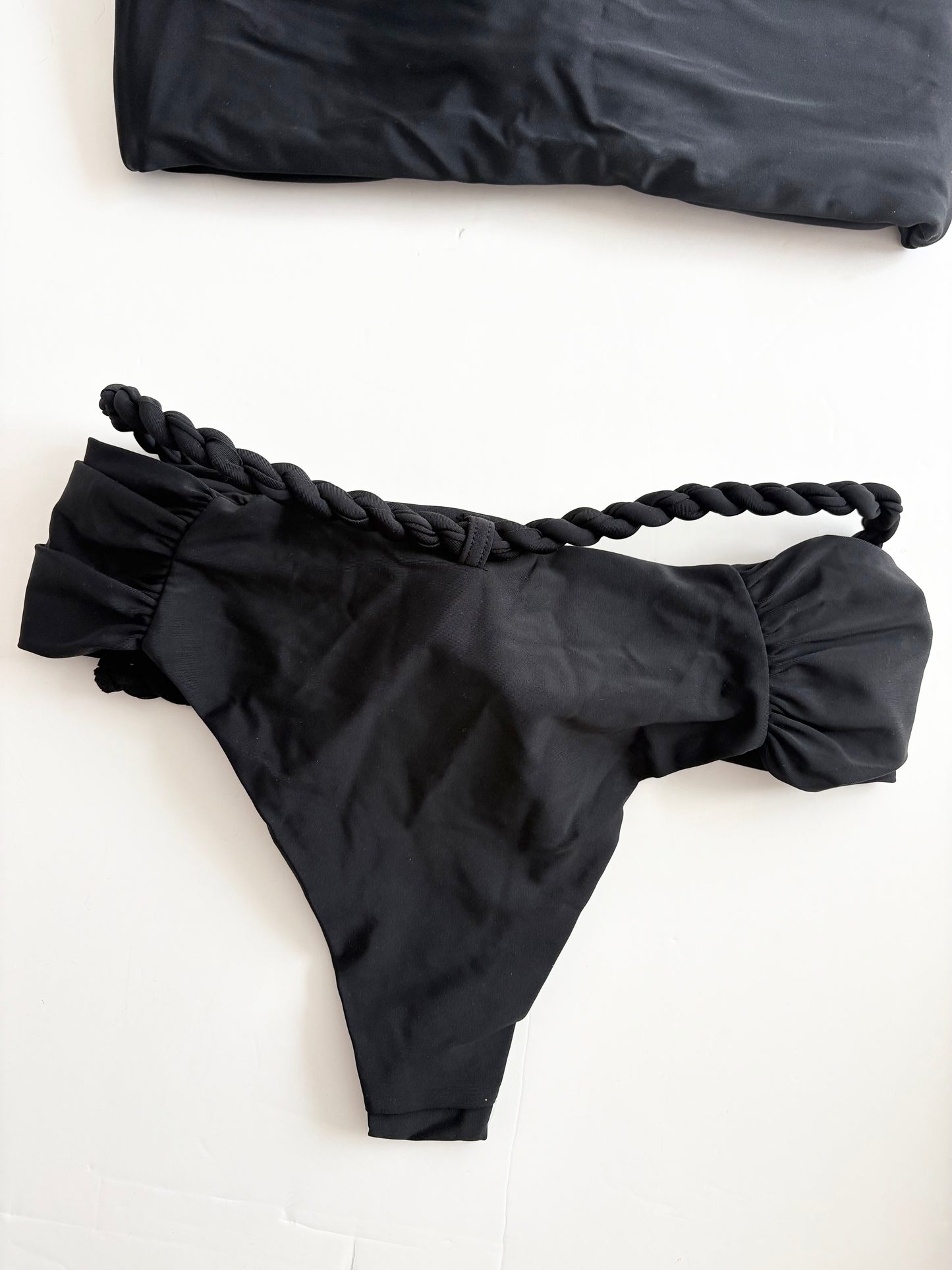 Haut Devin Windsor Fleur et bas Felicity en noir, taille M.