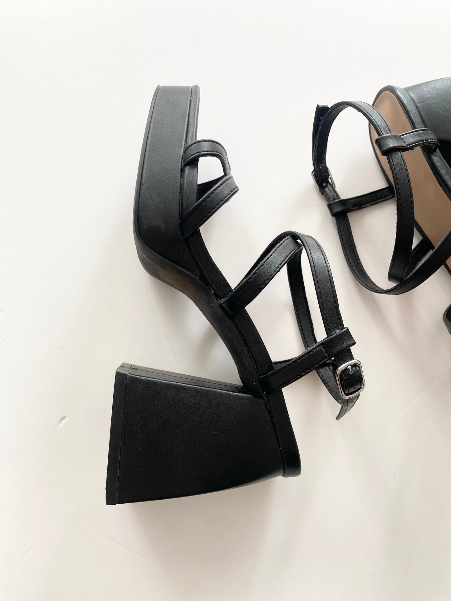 Urban outfitters chunky heel strappy sandals EUR37