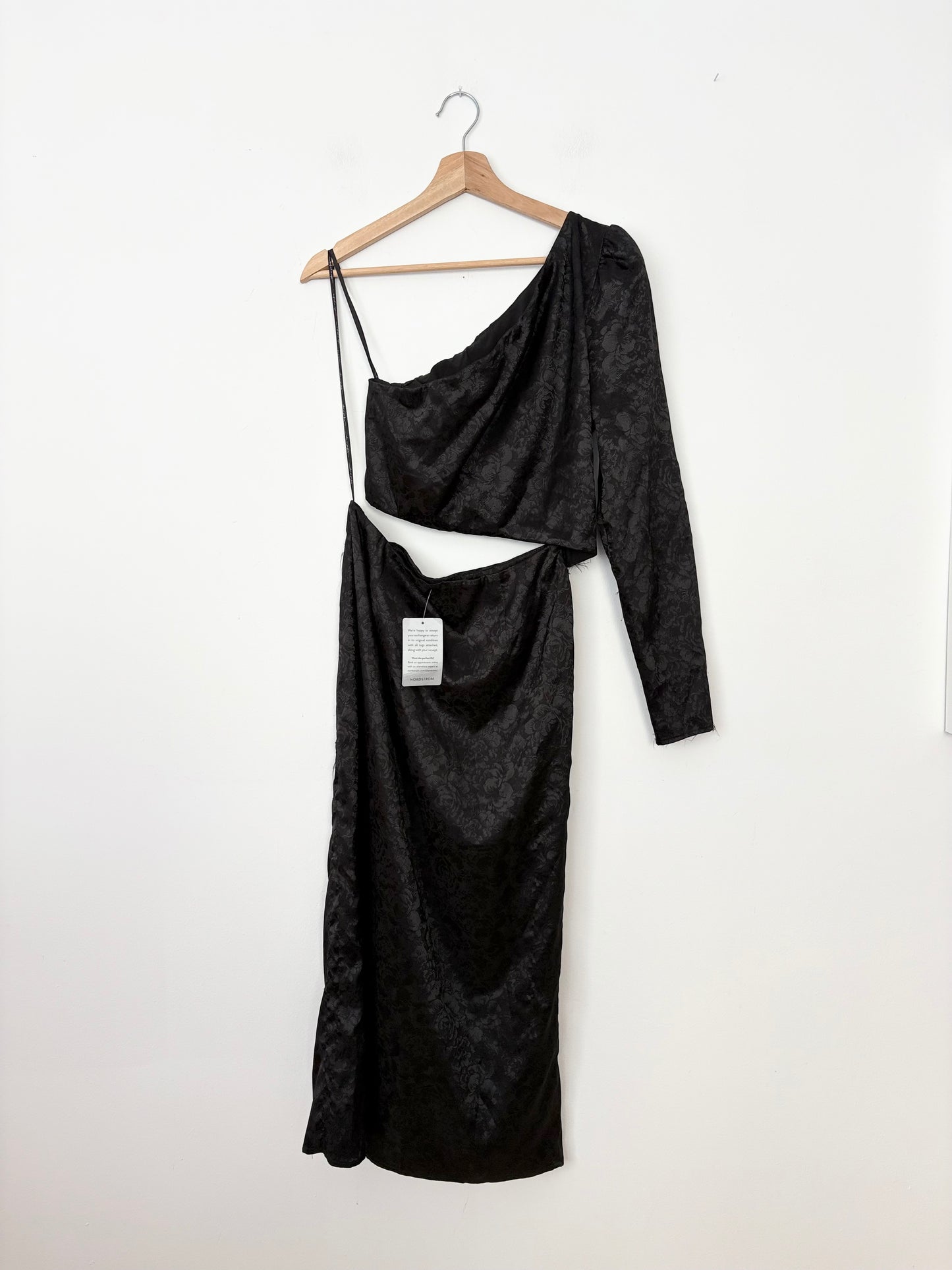 Robe WAYF Ella à découpes et nœud, taille S