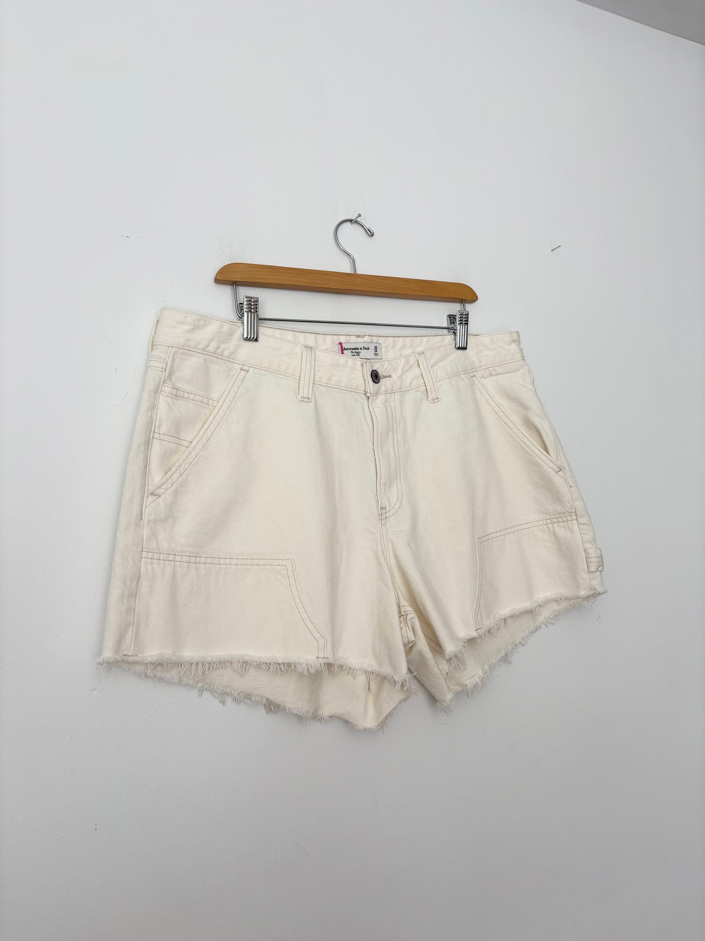 A&F Baggy low rise shorts W32