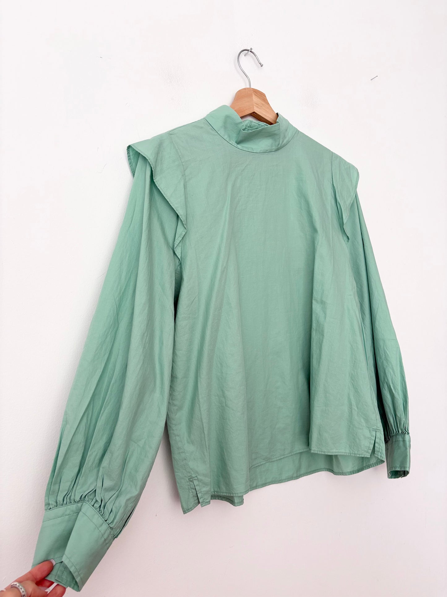 Chemisier vert Everlane à col montant et épaules ailées Taille M
