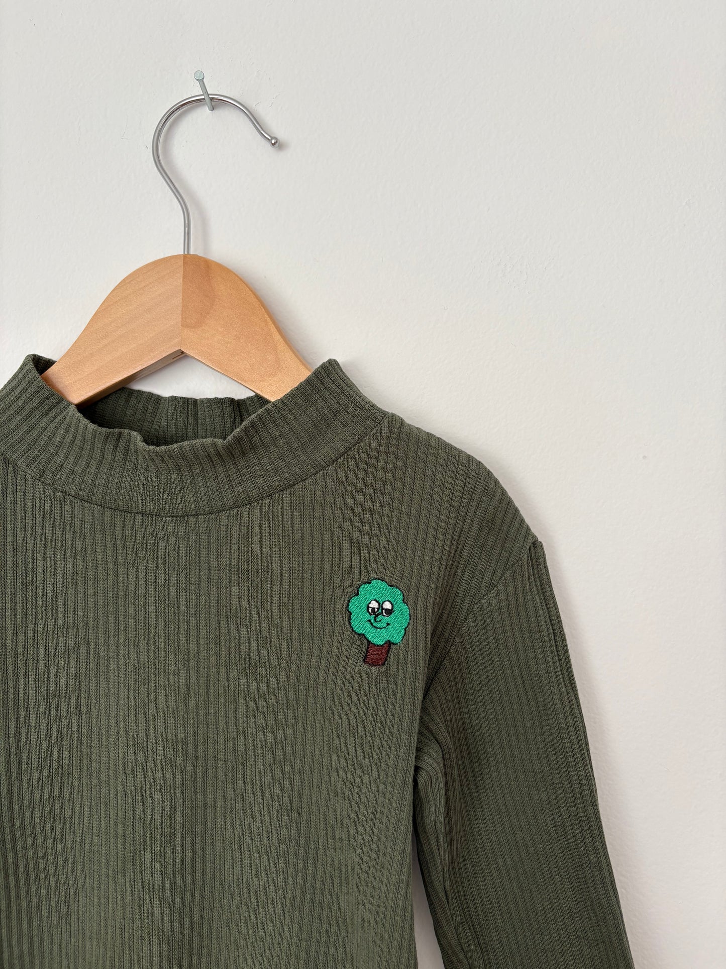 The campamento green turtleneck 4T