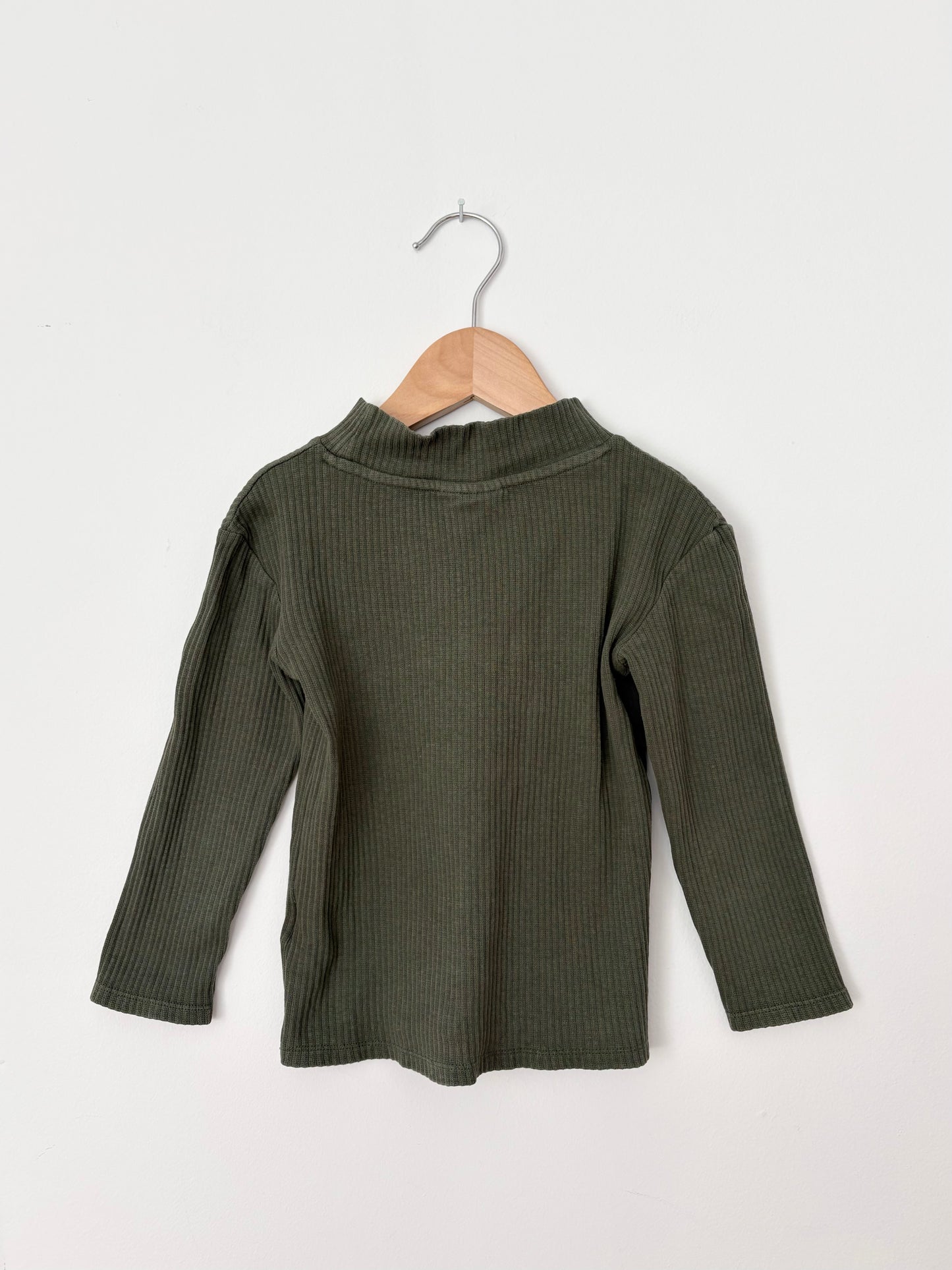 The campamento green turtleneck 4T