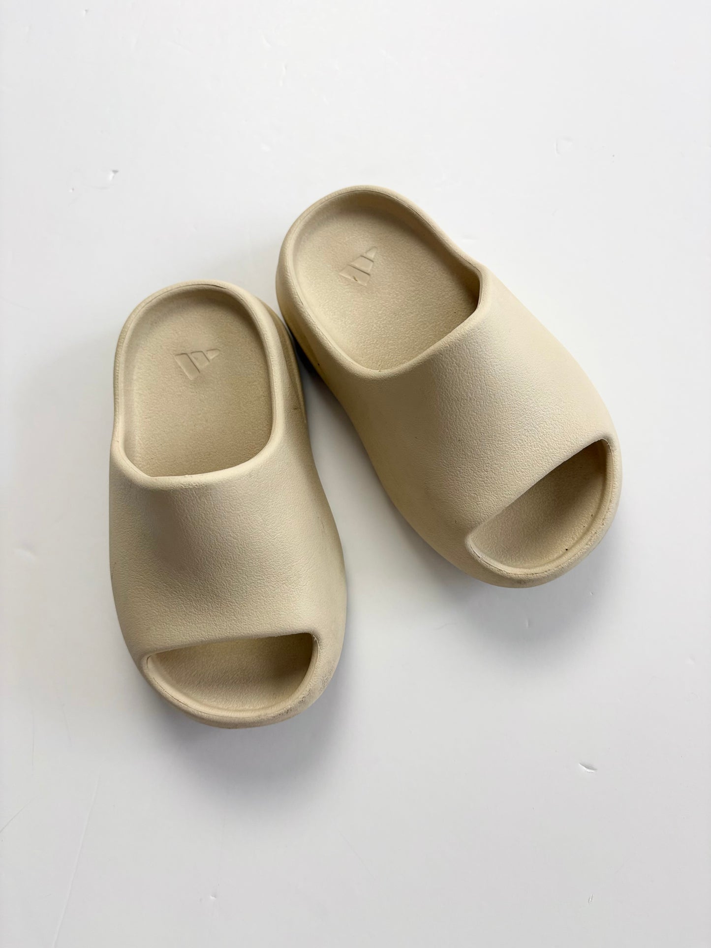 Yeezy slides in bone 9US