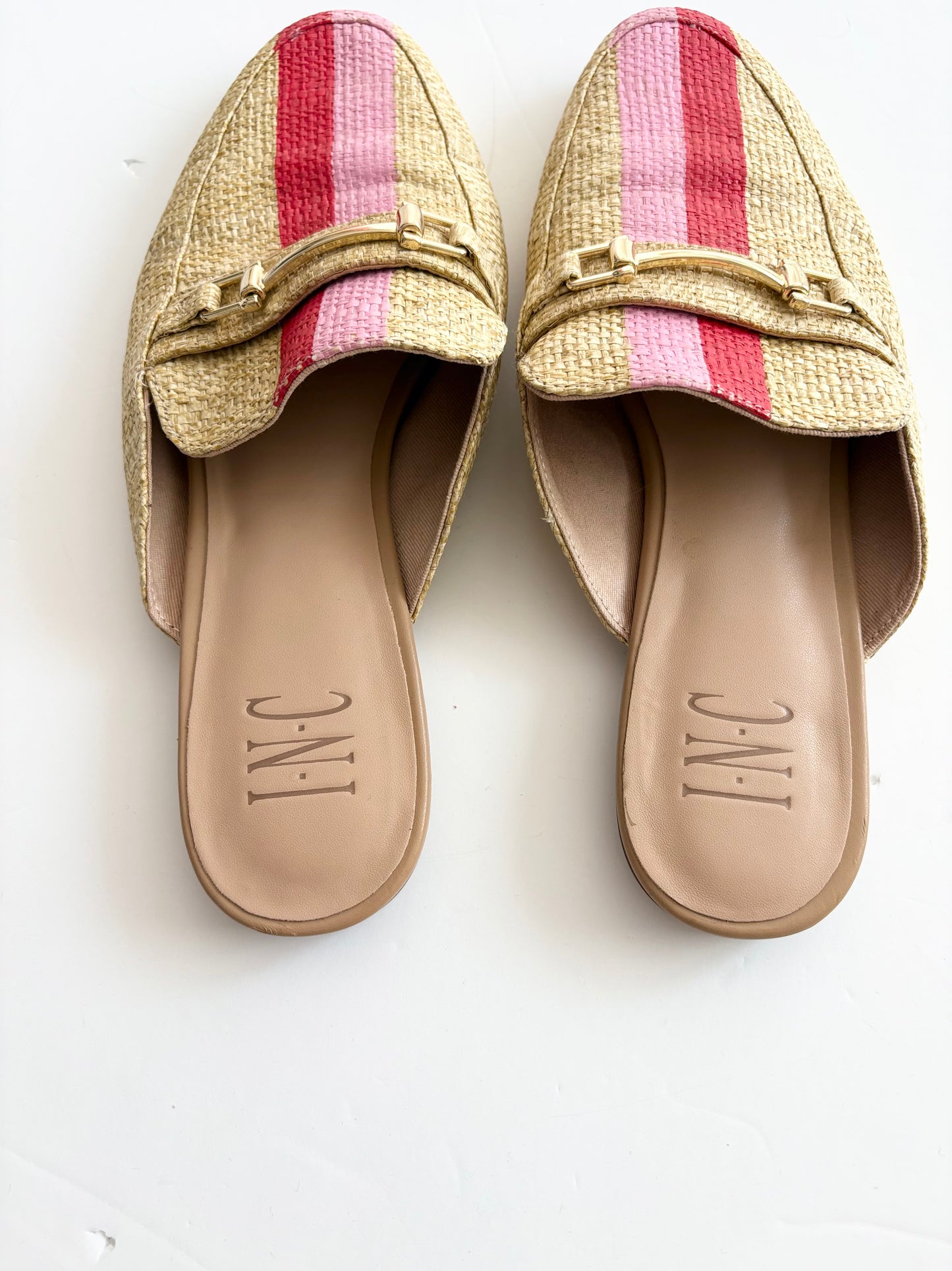 International concepts closed toe straw mules 7.5