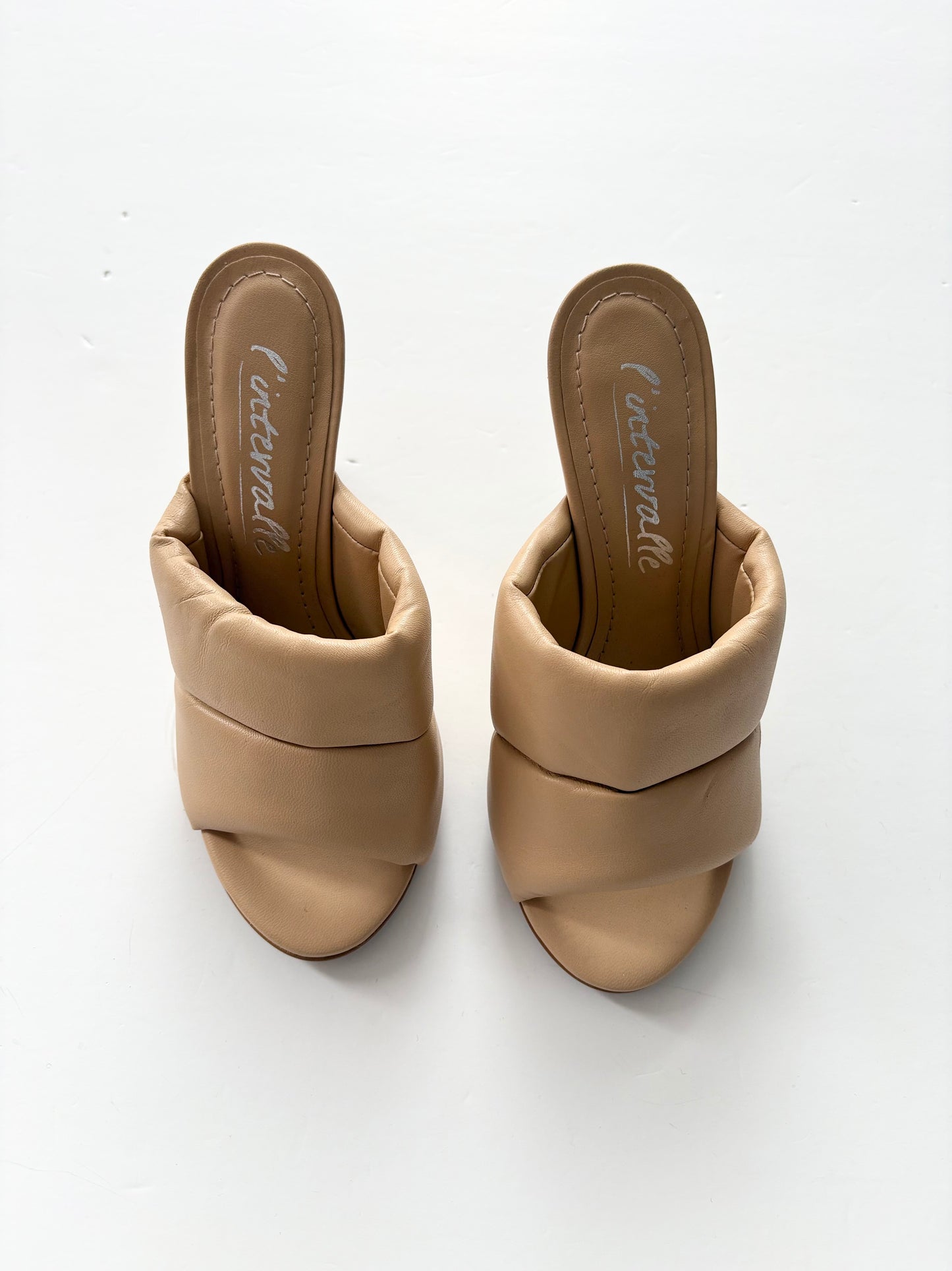 L'intervalle padded heeled sandal US5