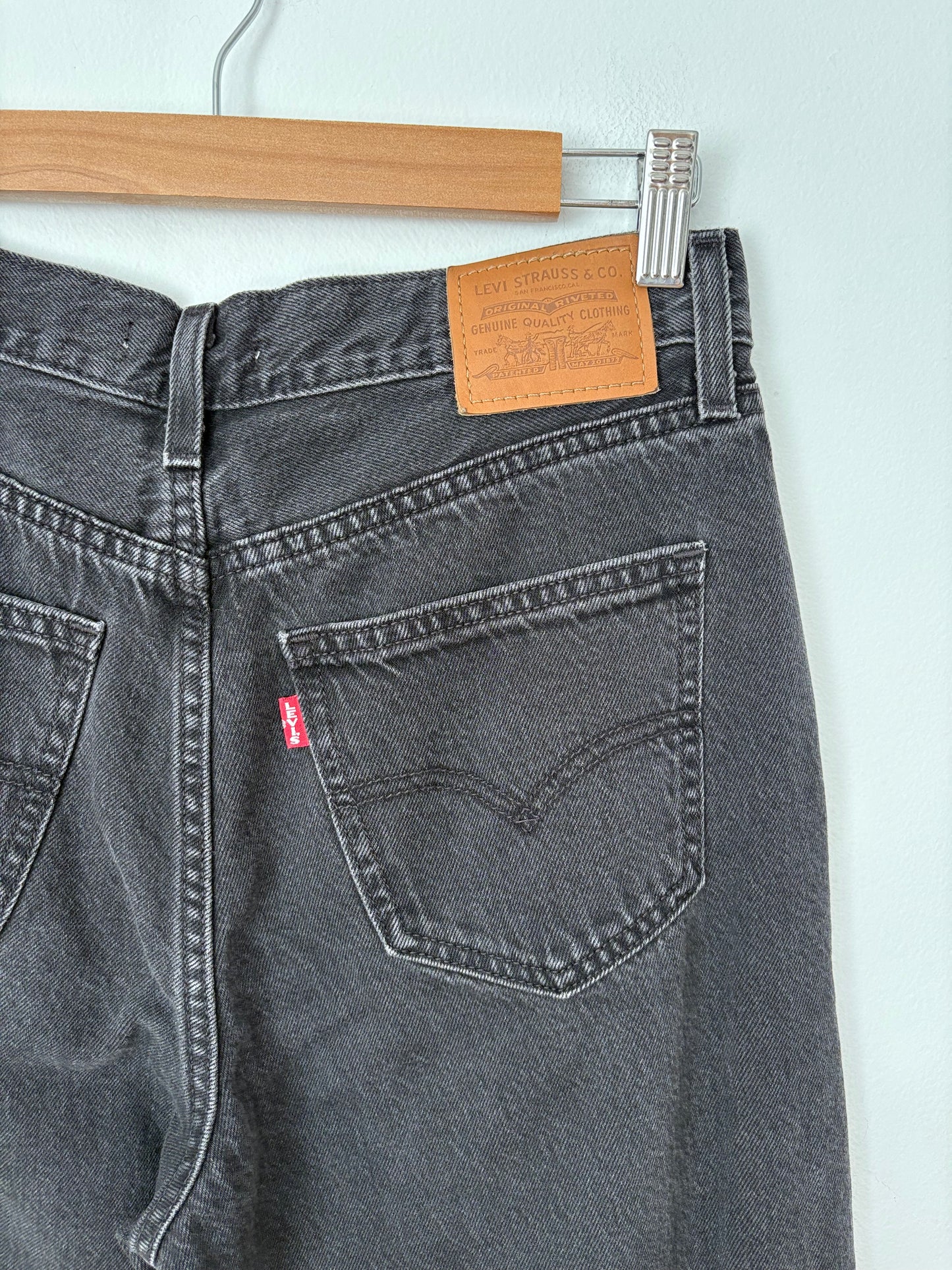 Levis black loose straight jeans W26/27