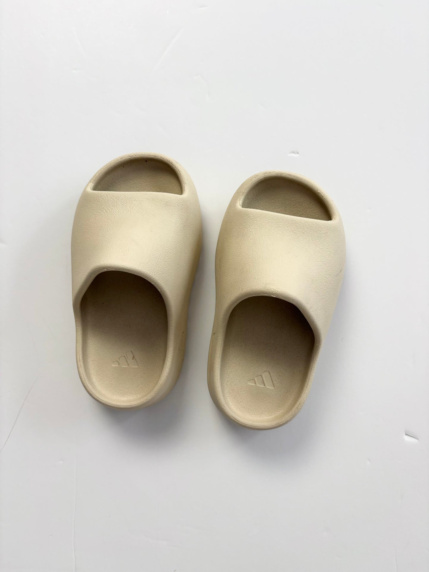 Yeezy slides in bone 9US