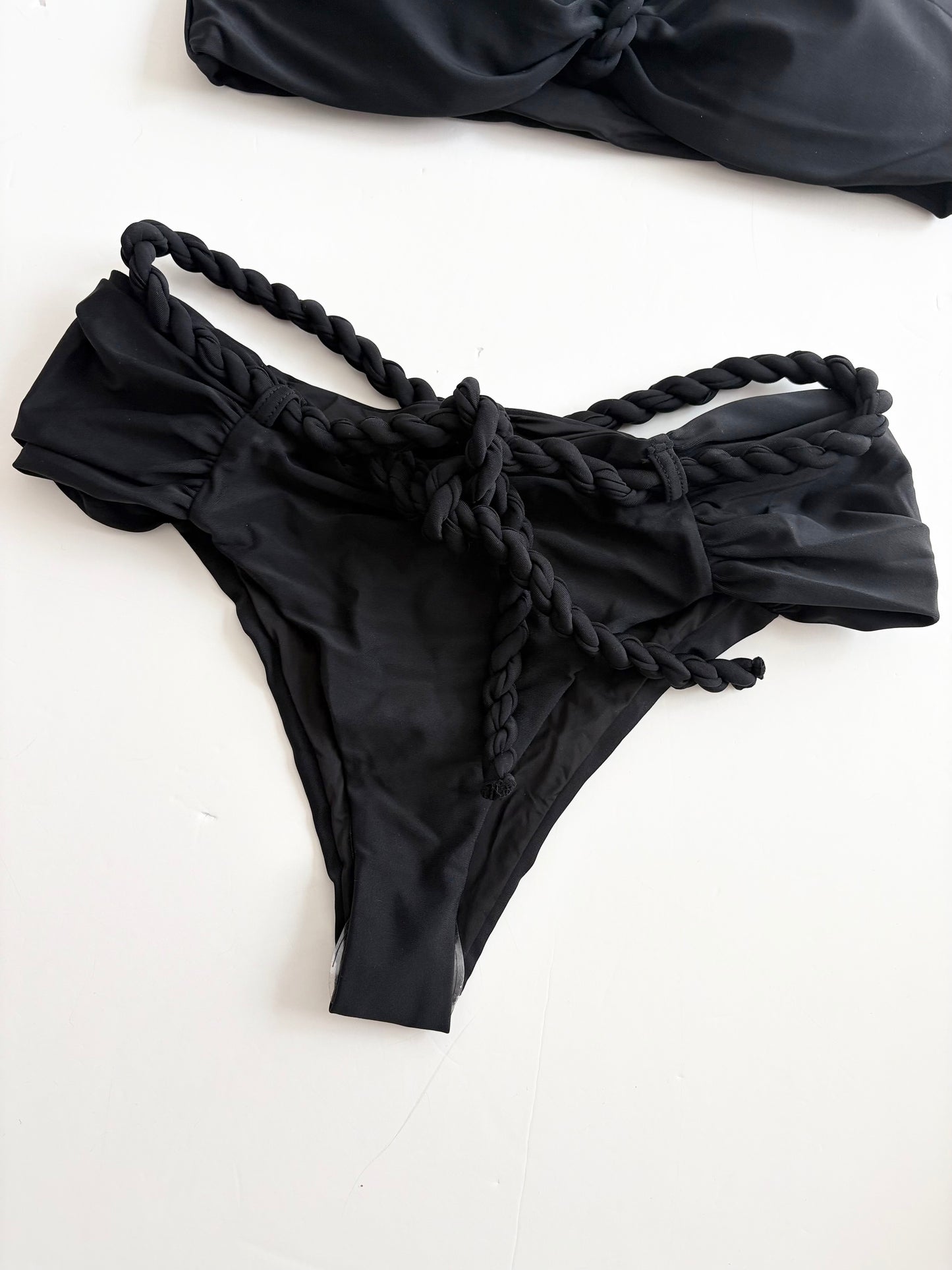 Haut Devin Windsor Fleur et bas Felicity en noir, taille M.