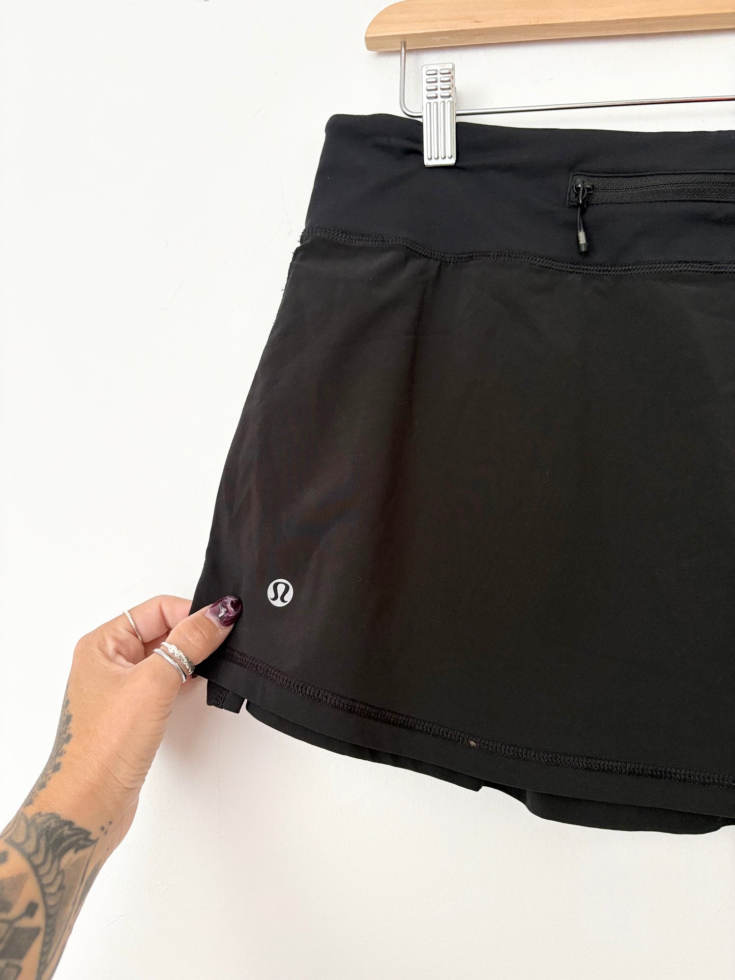 Lululemon chase me skirt size 6