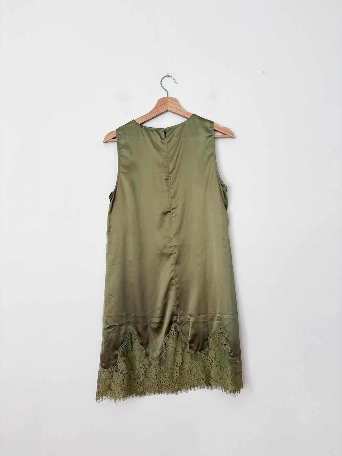 Kourt. Robe Yasmin couleur mousse, taille S