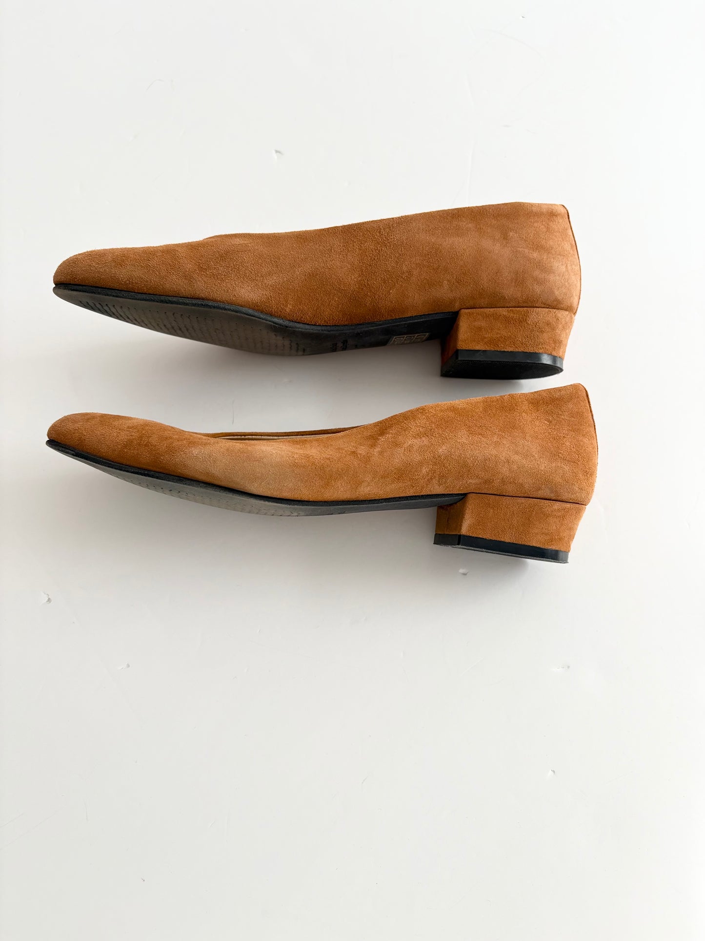 L'intervalle suede block heel pump EUR37
