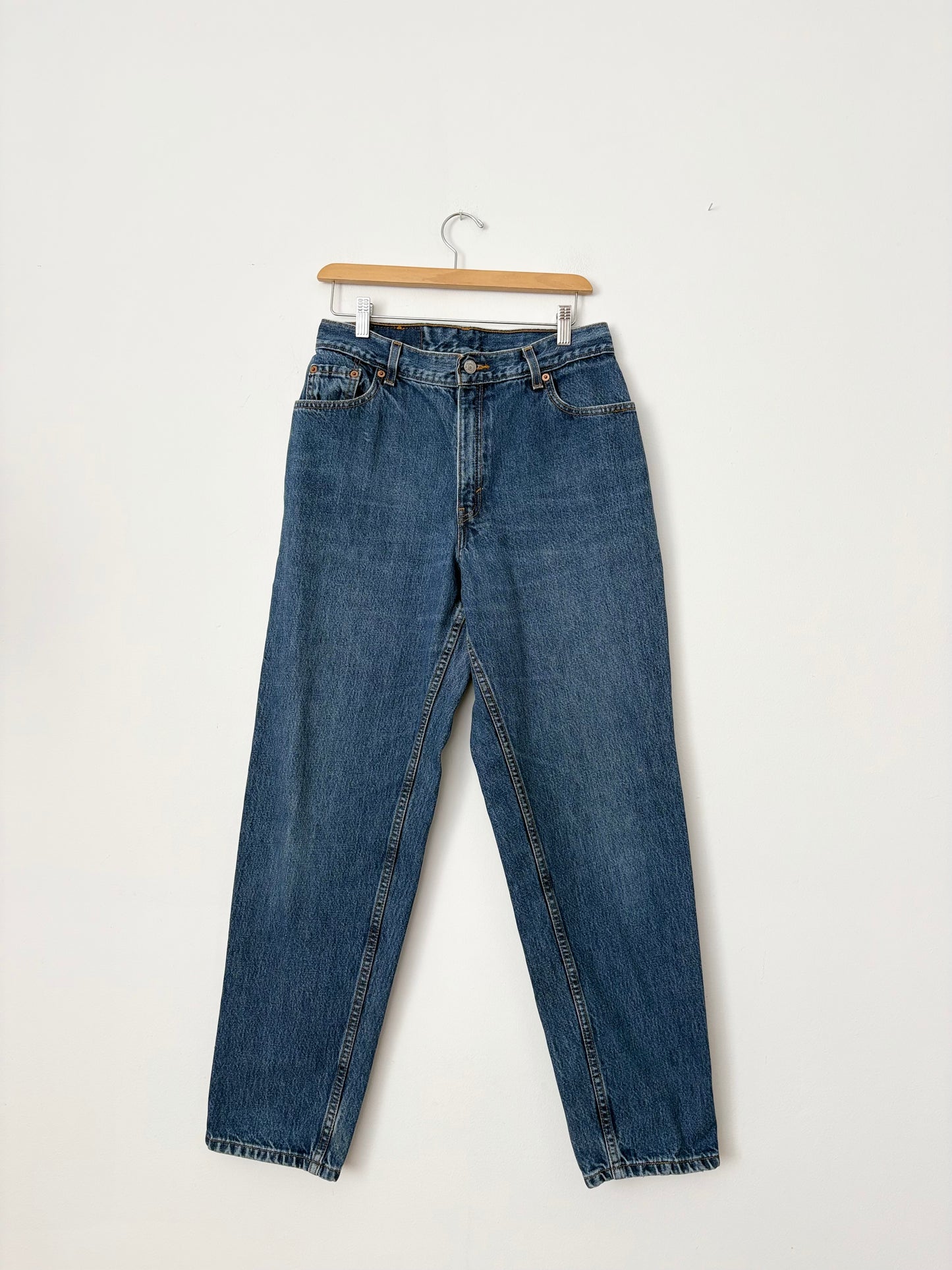 Vintage Medium wash Levis 550 tapered jeans W28/29