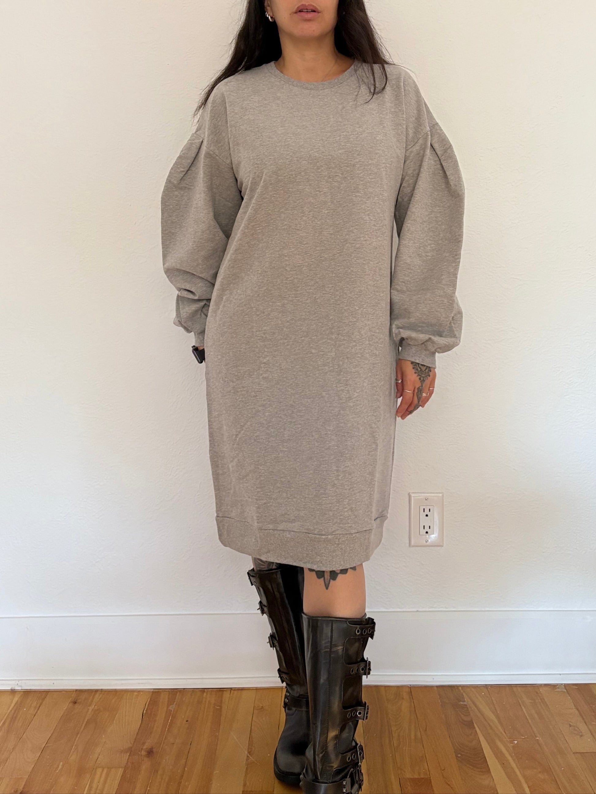 oversized sweater dress Long Cotton Sweater, Cotton Dress, White Sweater, Turtleneck Sweater Dress, Sweater, Women Sweatshirt Dress, Cotton Featuring a plain design with a crew neck and stylish balloon sleeves Stylish Oversized Sweater Dress for
