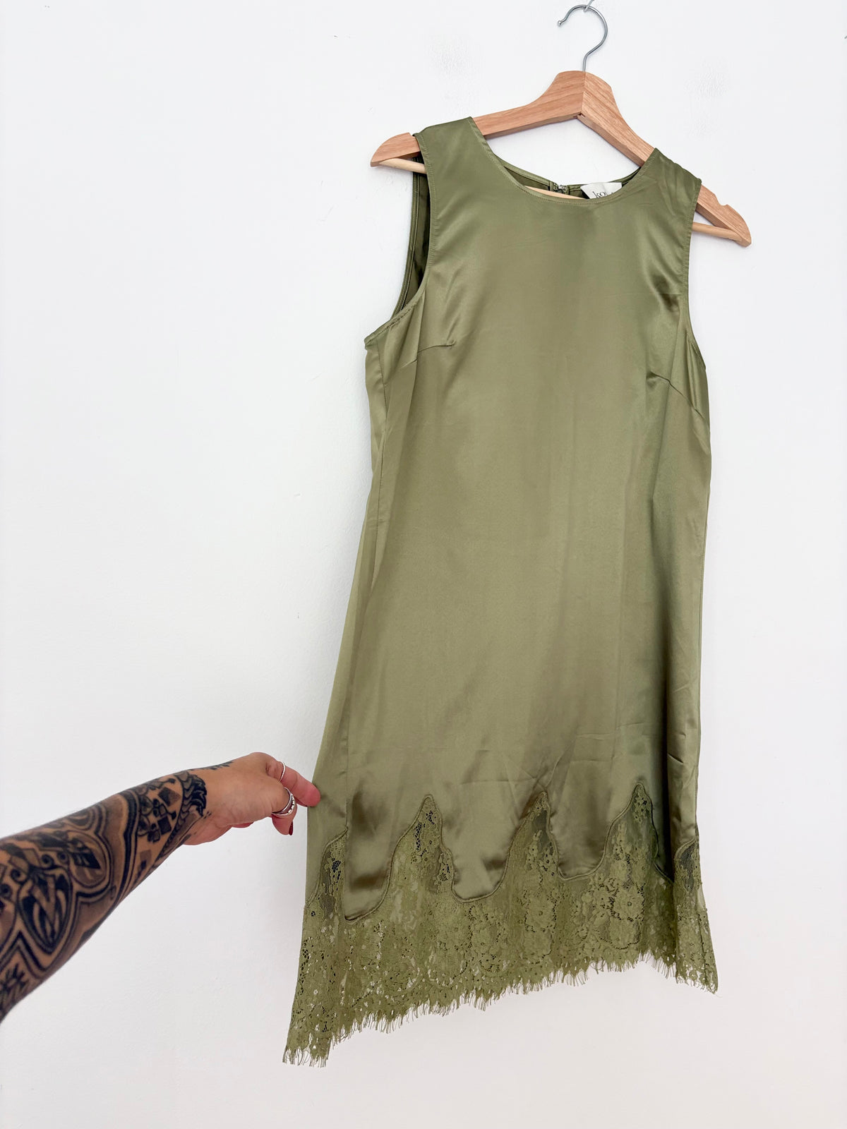 Kourt. Robe Yasmin couleur mousse, taille S