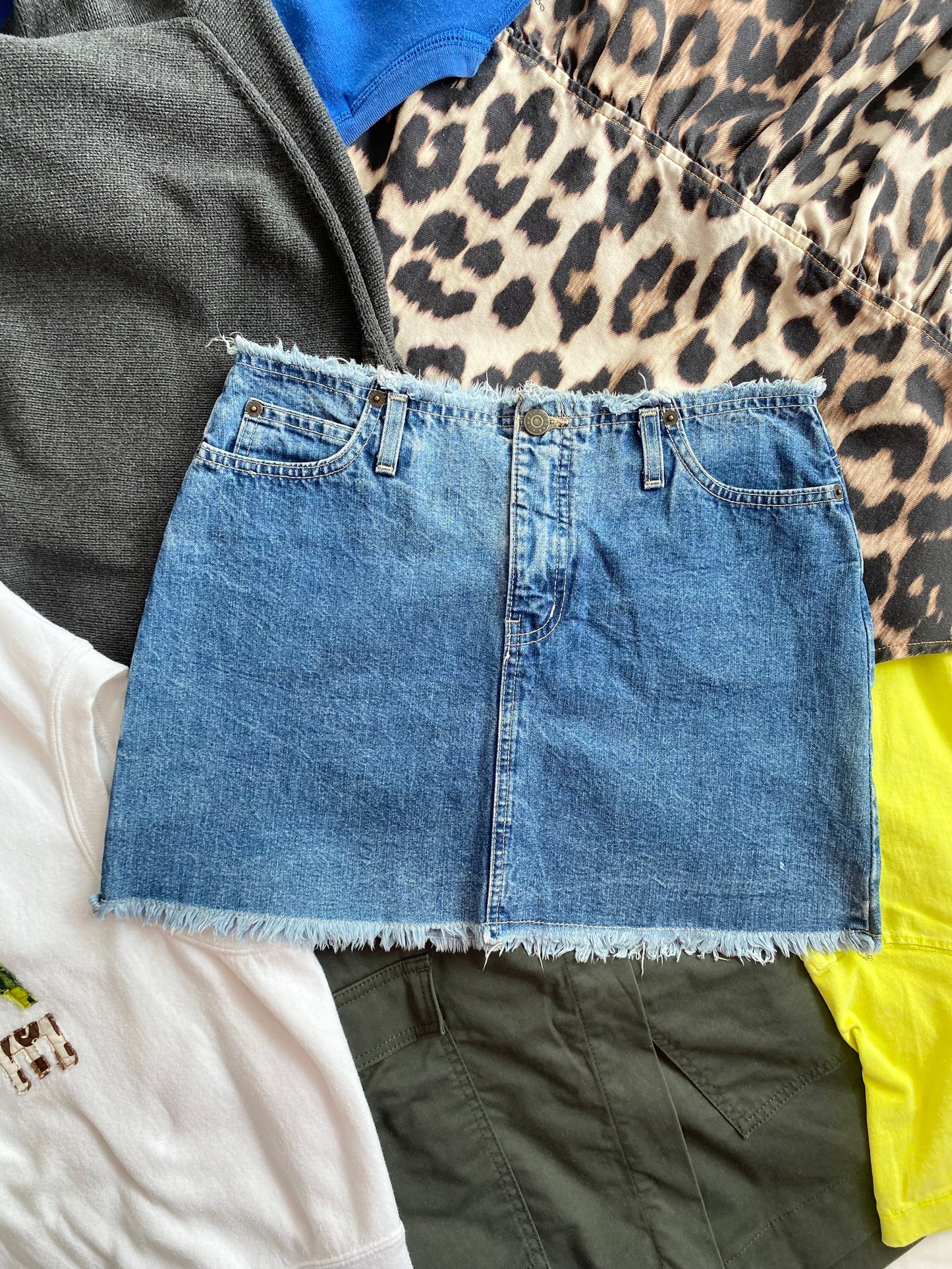Vintage cobra frayed hem denim mini skirt W26-28
