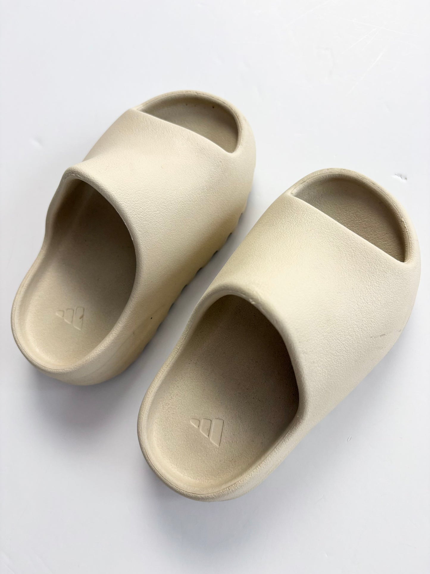 Yeezy slides in bone 9US