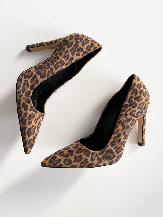 Escarpins Good American The Icon en daim à talons léopard, pointure US 6
