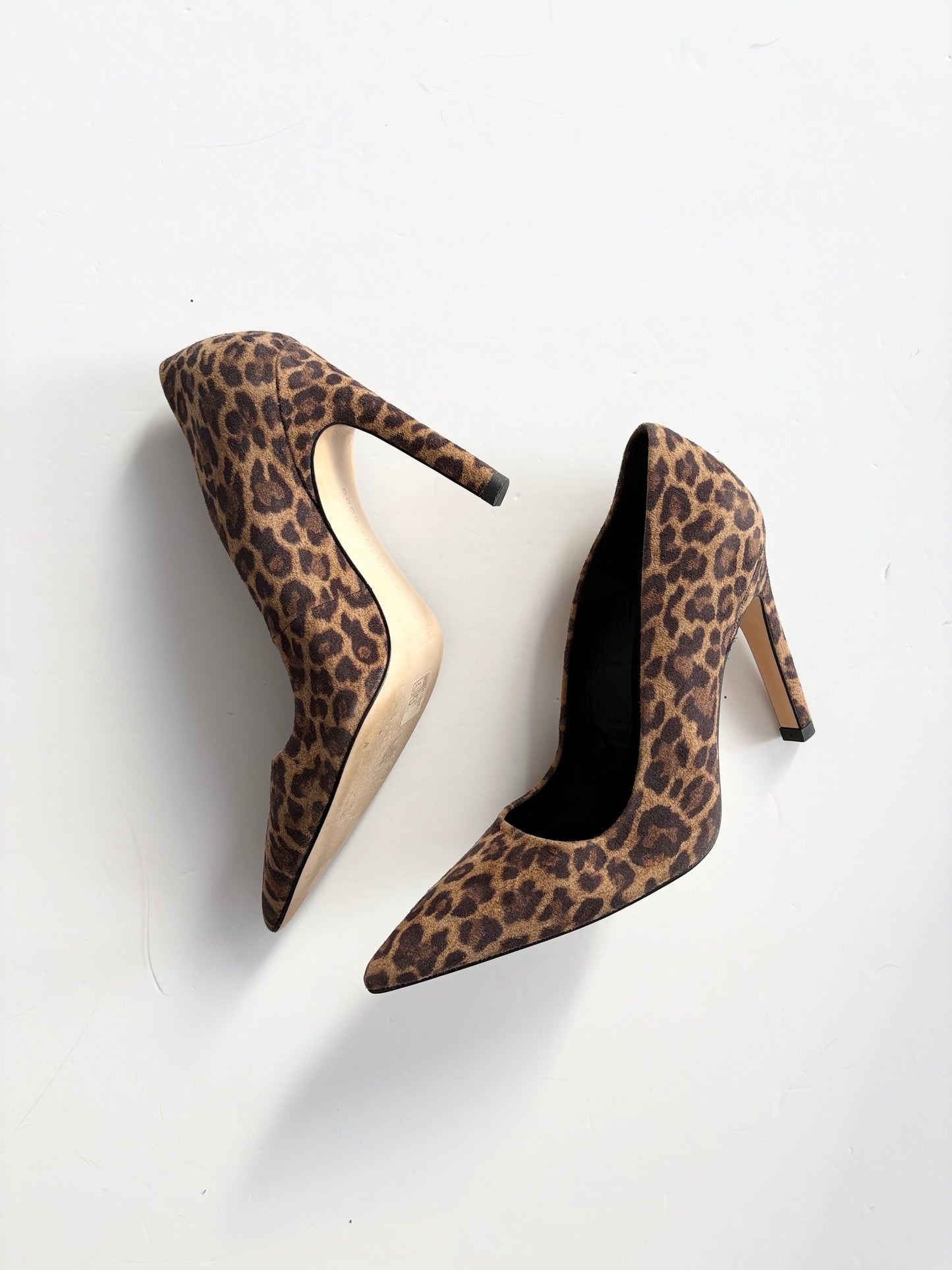 Escarpins Good American The Icon en daim à talons léopard, pointure US 6