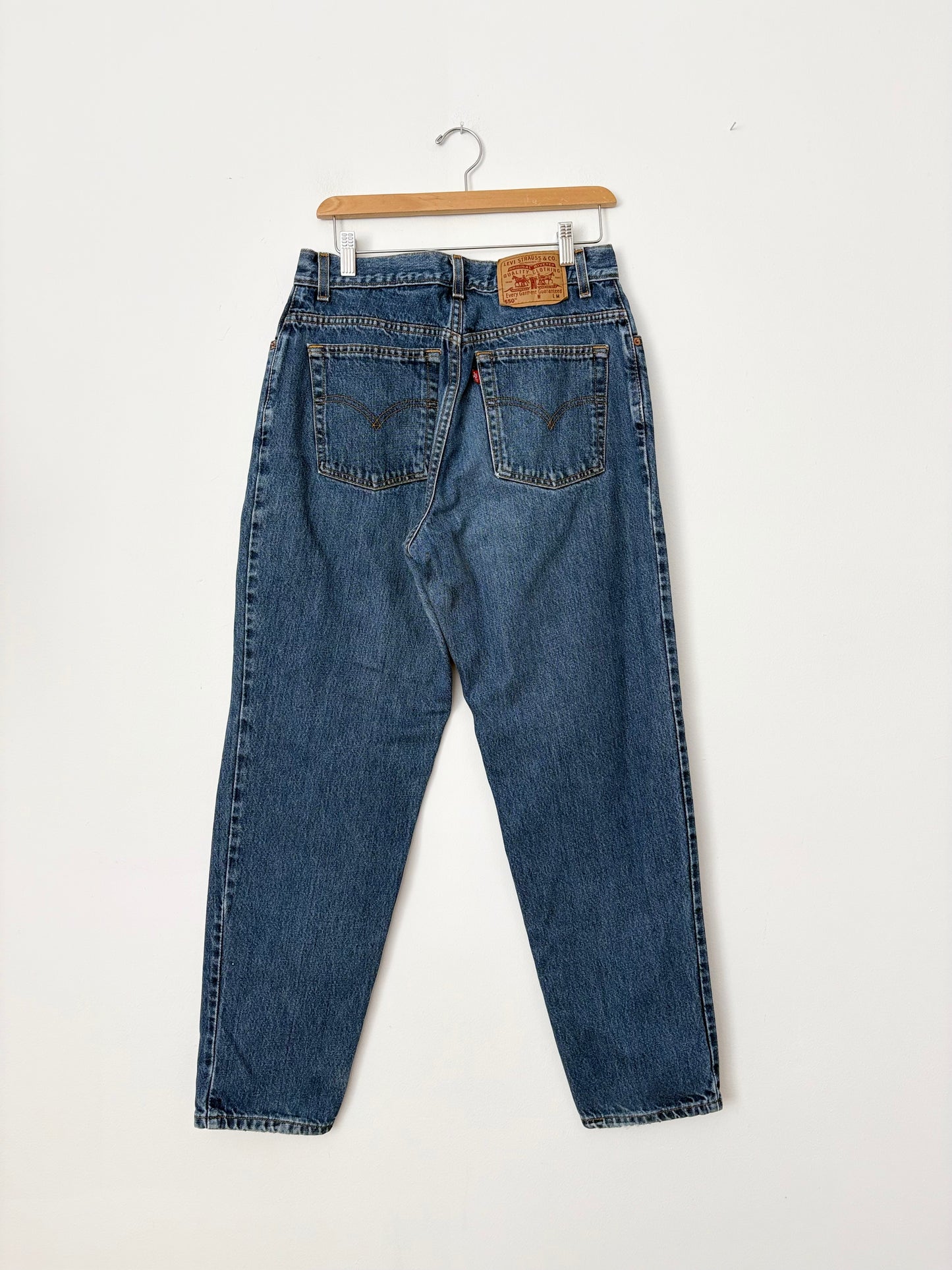 Vintage Medium wash Levis 550 tapered jeans W28/29