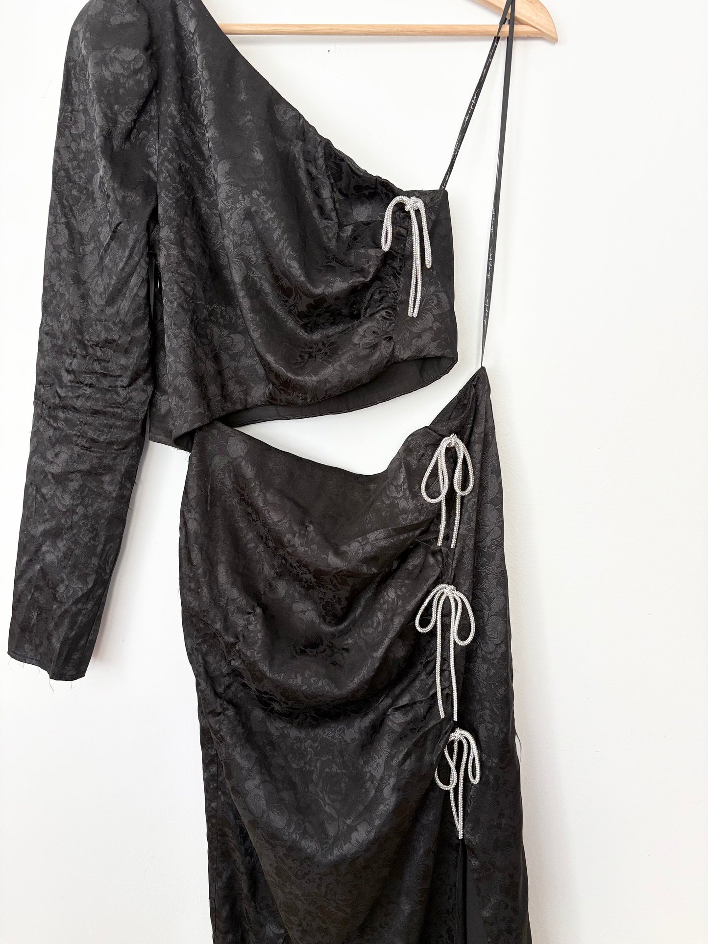 Robe WAYF Ella à découpes et nœud, taille S