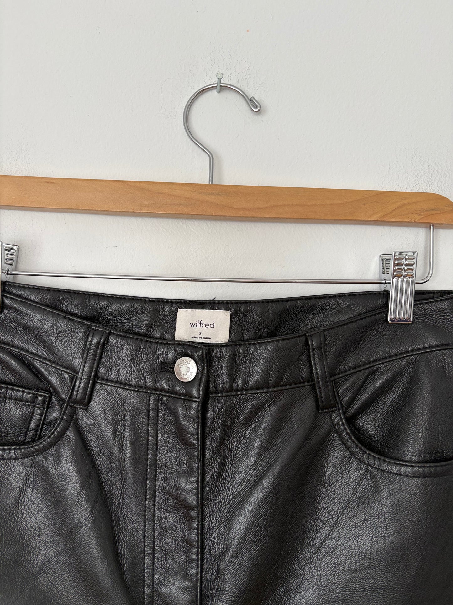 Pantalon court Melina en similicuir Wilfred W28