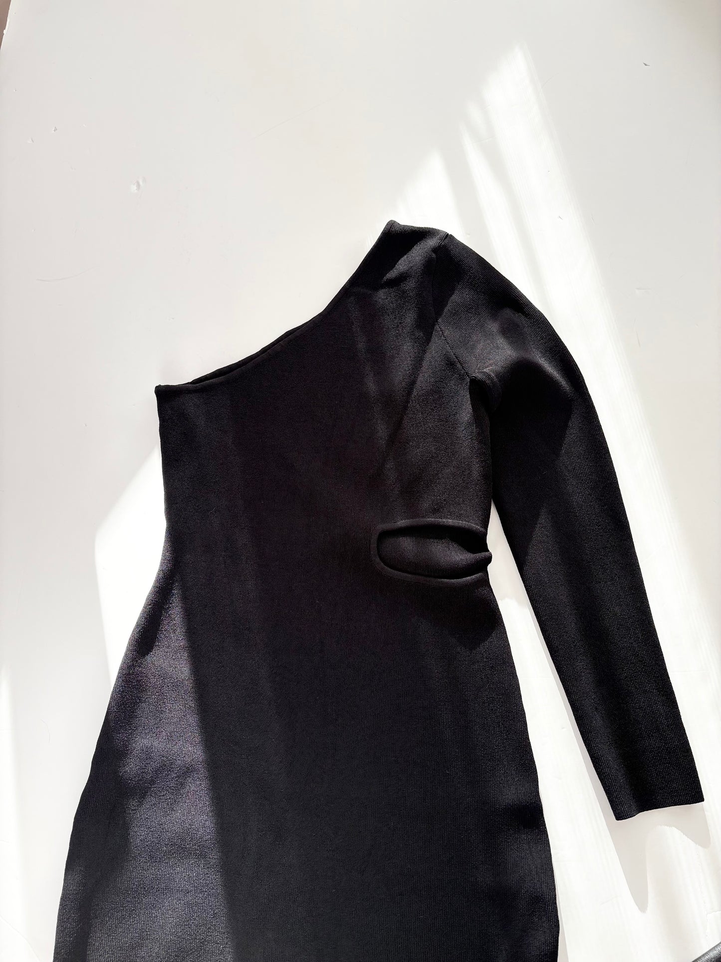 Robe longue noire côtelée à une épaule DISSH, taille M/L