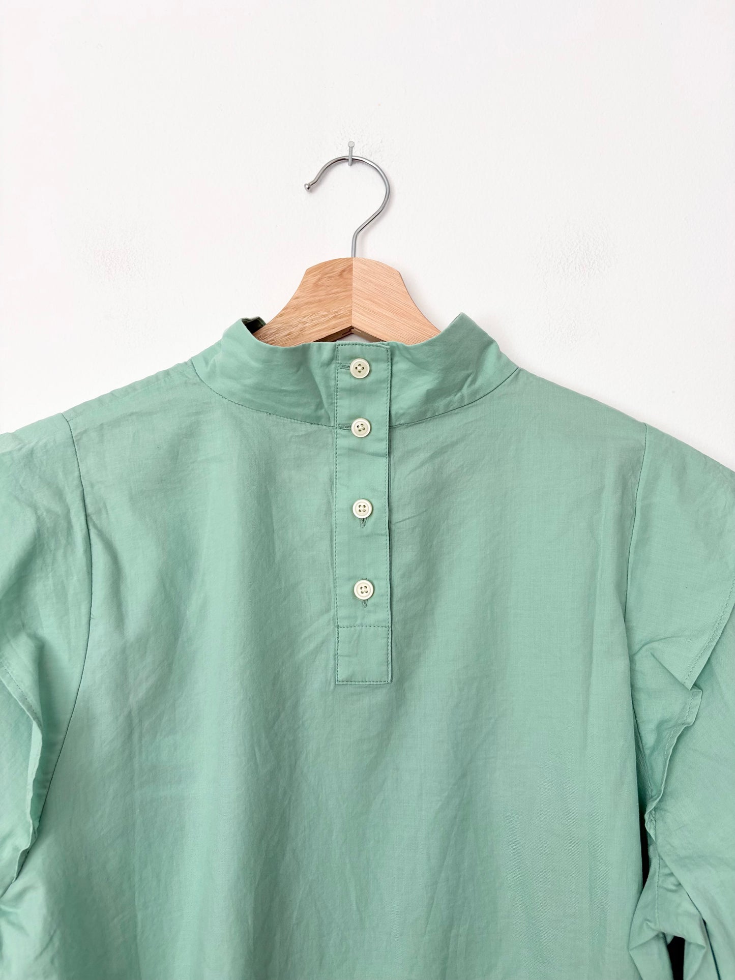 Chemisier vert Everlane à col montant et épaules ailées Taille M