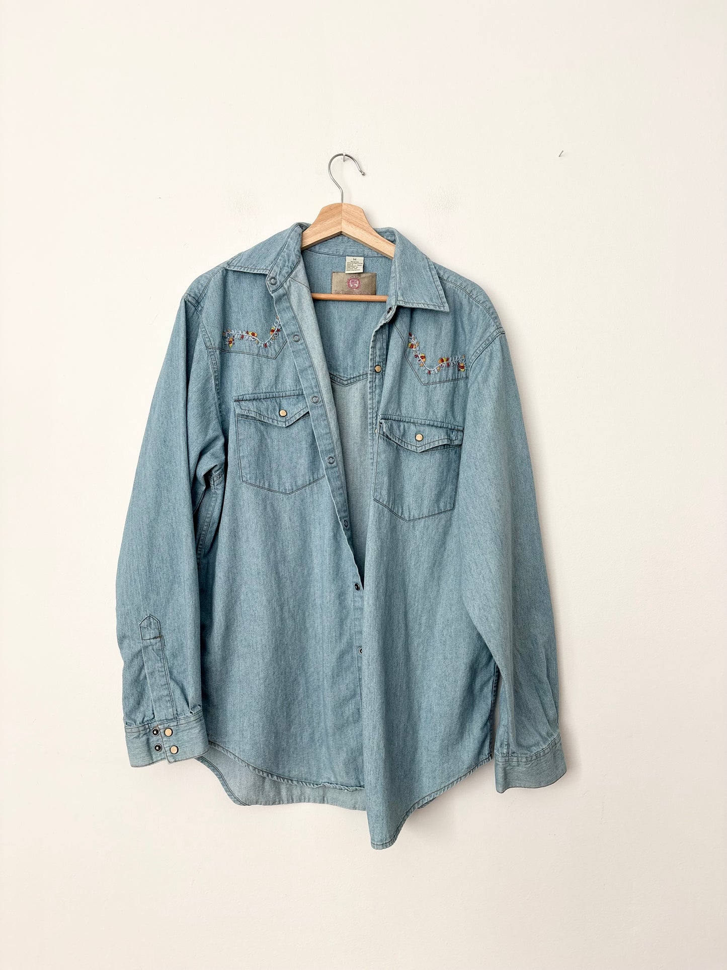 Surchemise en jean vintage délavé clair brodé, taille M/L