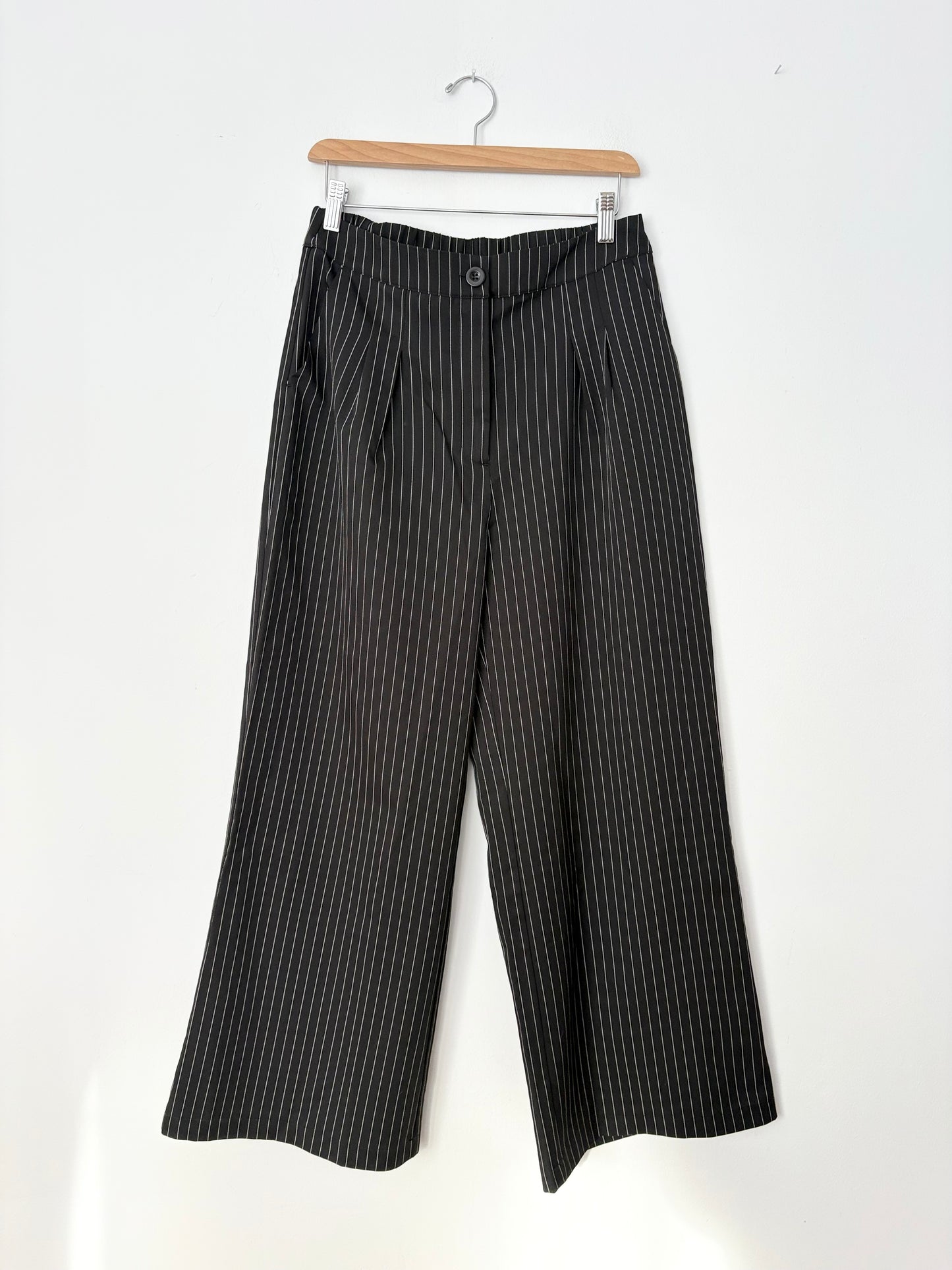 Pantalon Halara à jambes larges et fines rayures, taille M