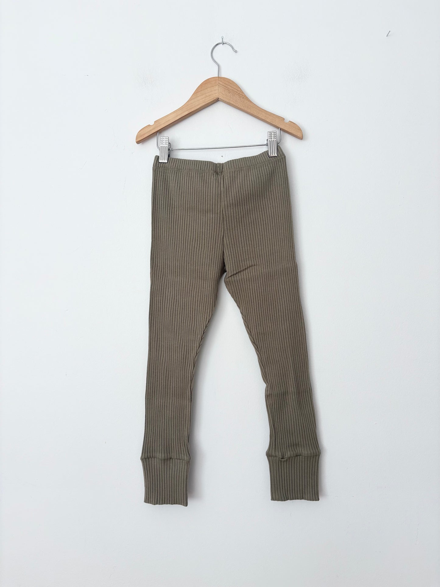 The simple folk ribbed legging in sage 5/6Y