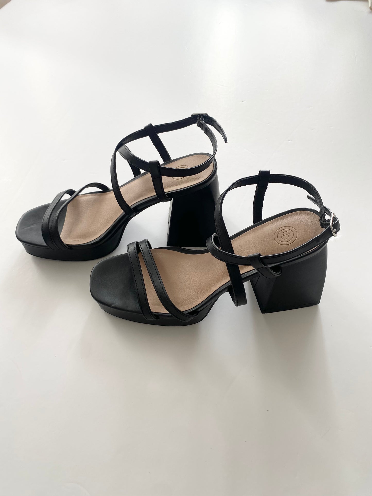 Urban outfitters chunky heel strappy sandals EUR37